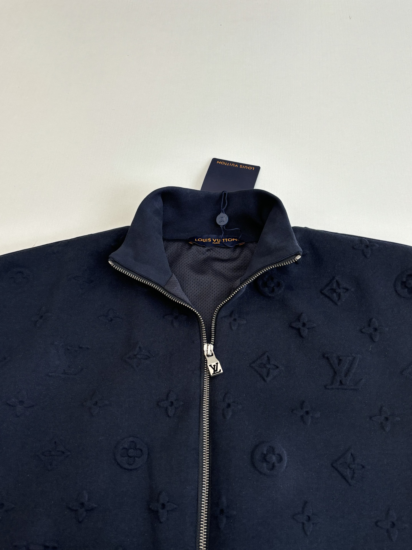 P305
1V/路易 SS26 早春新款 Monogram满印压花压纹拉链夹克外套

Size：S/M/L/XL