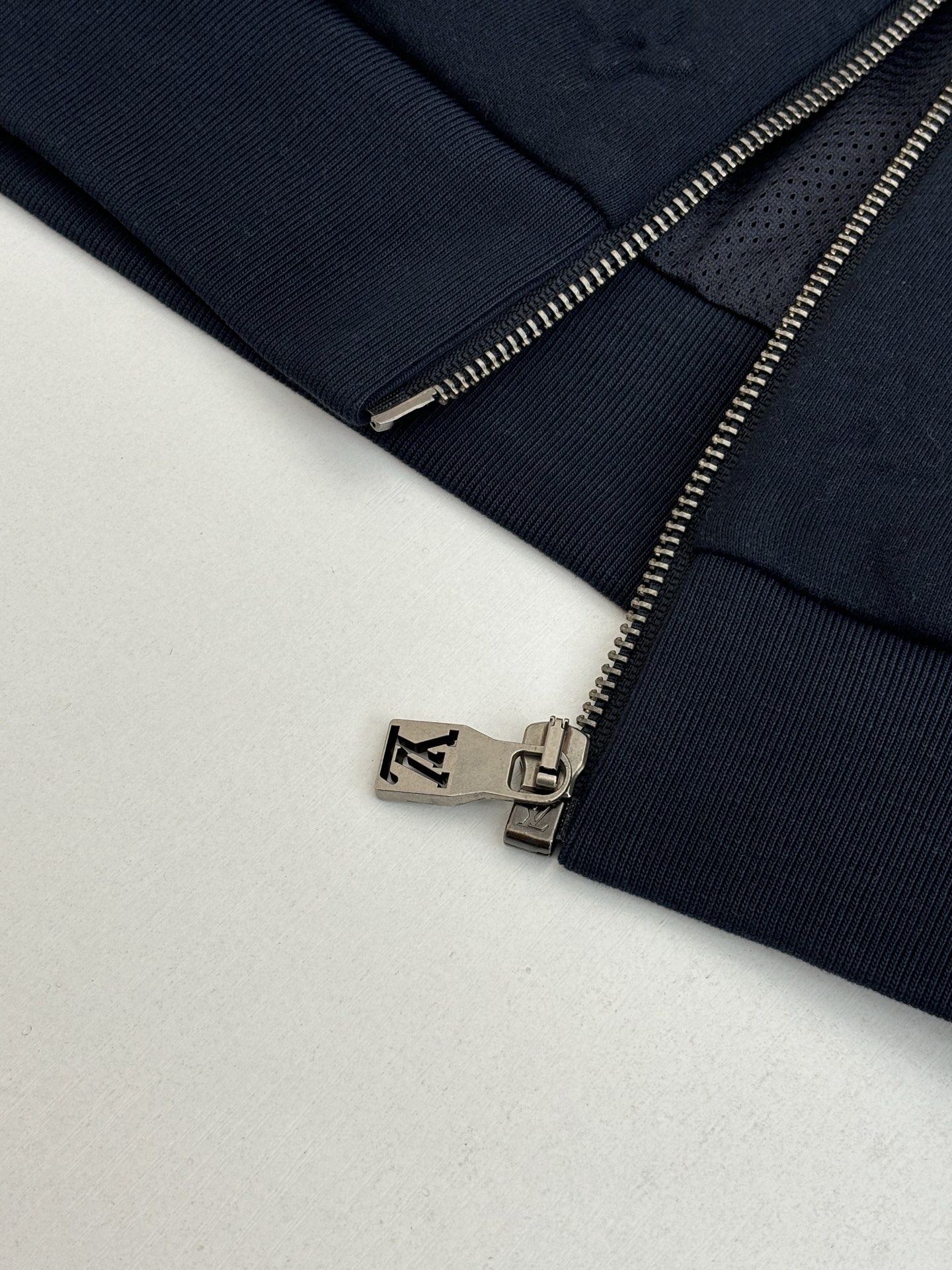 P305
1V/路易 SS26 早春新款 Monogram满印压花压纹拉链夹克外套

Size：S/M/L/XL