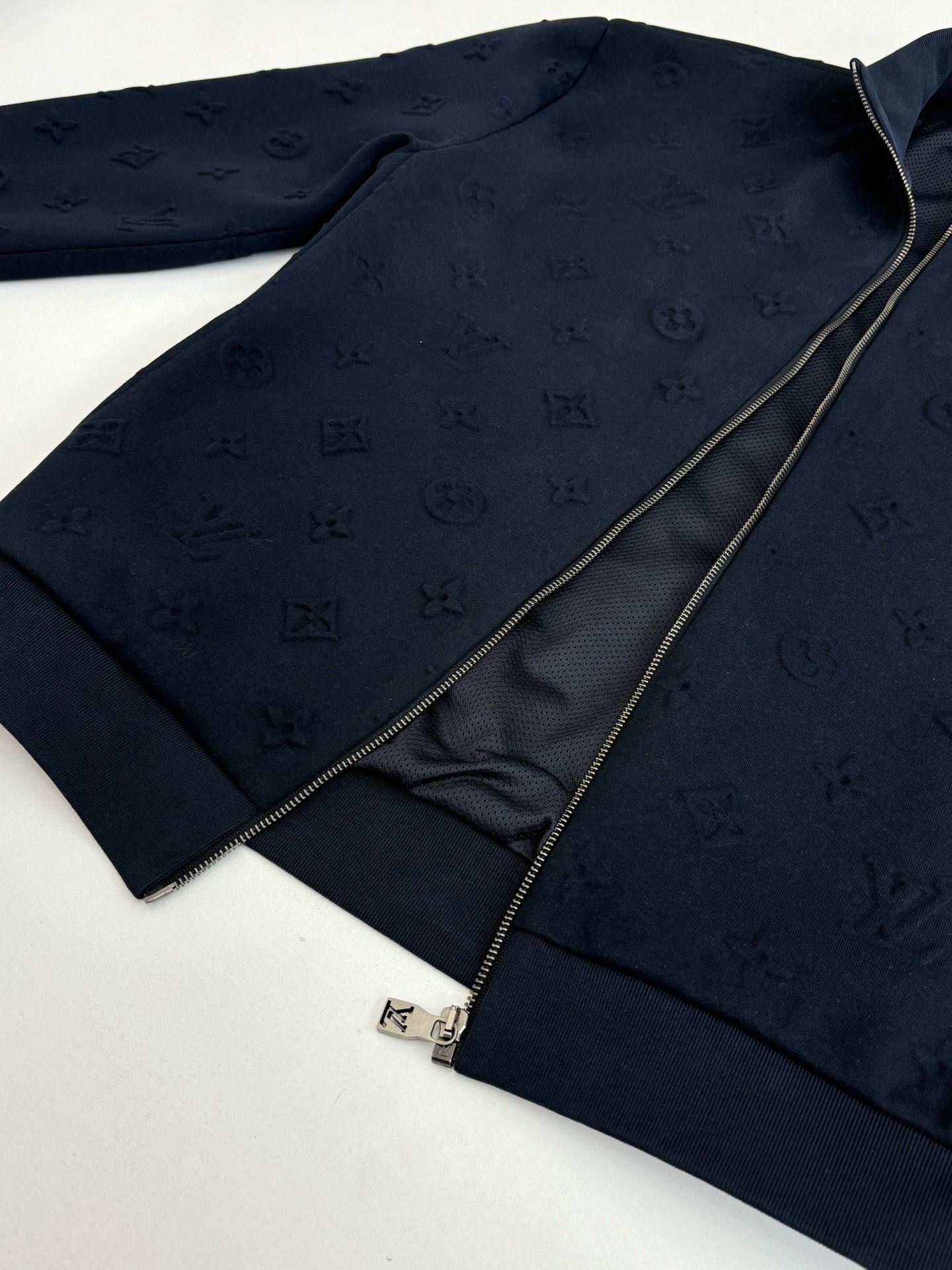 P305
1V/路易 SS26 早春新款 Monogram满印压花压纹拉链夹克外套

Size：S/M/L/XL