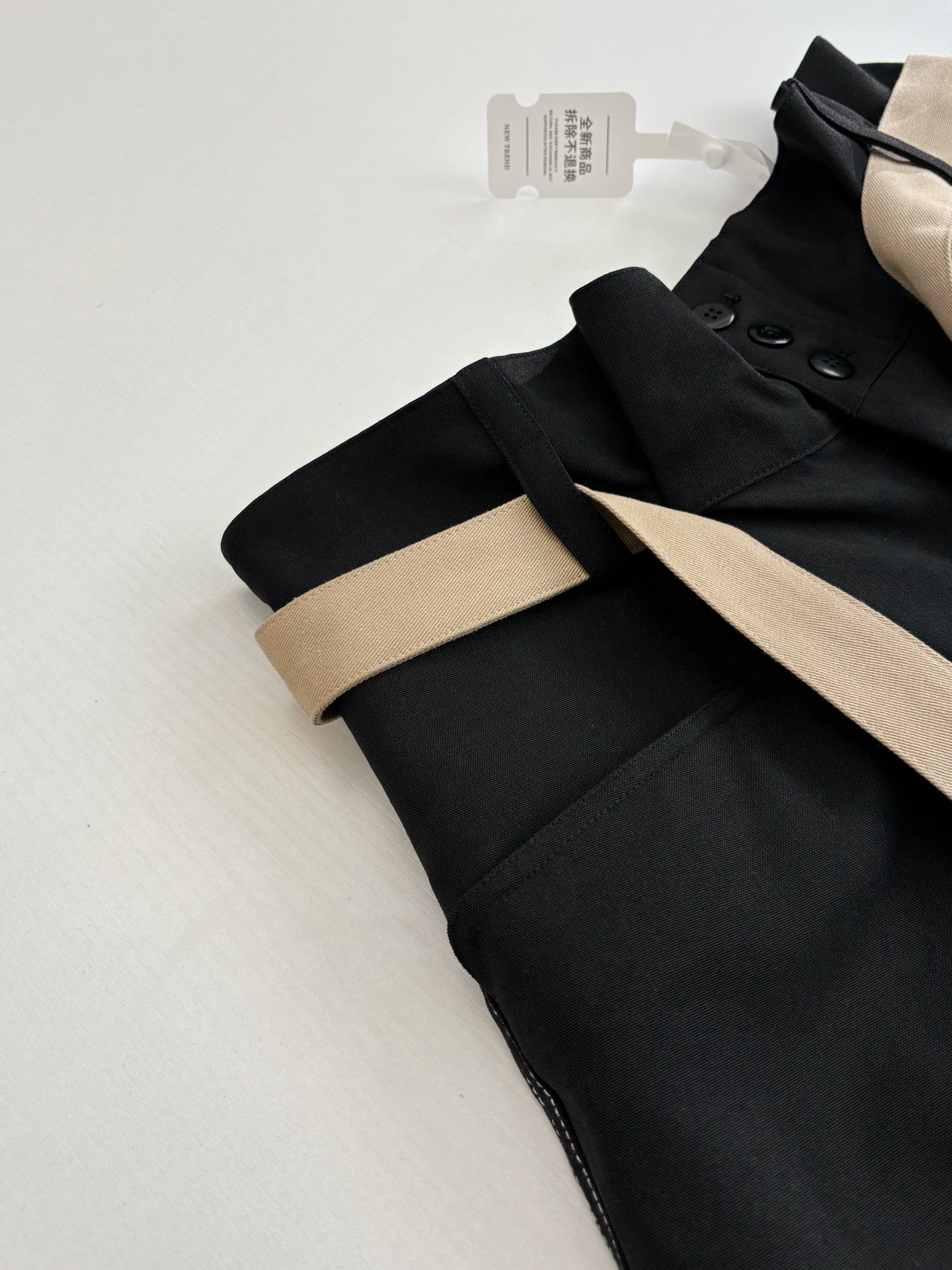 P235
Maison Margiel*/马吉拉 MM6 腰带明线直筒休闲裤

定制珀光细梭羊毛丝绒料 轻盈柔软 舒适贴肤 以一袭纯粹黑色 勾勒现代男士的沉稳格调 一条隐匿的亮纱嵌线藏于侧缝 视觉上纵向拉伸腿长 悄然打破黑色的沉寂 后幅以标志性马吉拉品牌四角缝线彰显品牌风范  隐于众 显于智腰带与面料的光影交织 让每一寸肌理都诉说着低调的奢华 腰带轻系 柔中带韧 勾勒出松弛与精致的平衡  让每一步行走都成为流动的诗意，人体学立体裁剪  回归传统工艺手法 通过分割 折叠 抽缩 拉展技术手法 所谓慢工出细活 是对材料的尊重 对手感的追求 做工复杂 繁琐 时效慢 损耗高，每件皆由师傅纯手工缝标 可以确保位置和间距的准确率 手缝工艺更能体现匠人的精湛技艺和对细节的把控。整体走线平直细腻，面料舒适柔软，颜色一致无色差 能与同款搭配营造时尚造型，驾驭各种场合，定制辅料，三标齐全，男女同款！

Size：S/M/L/XL