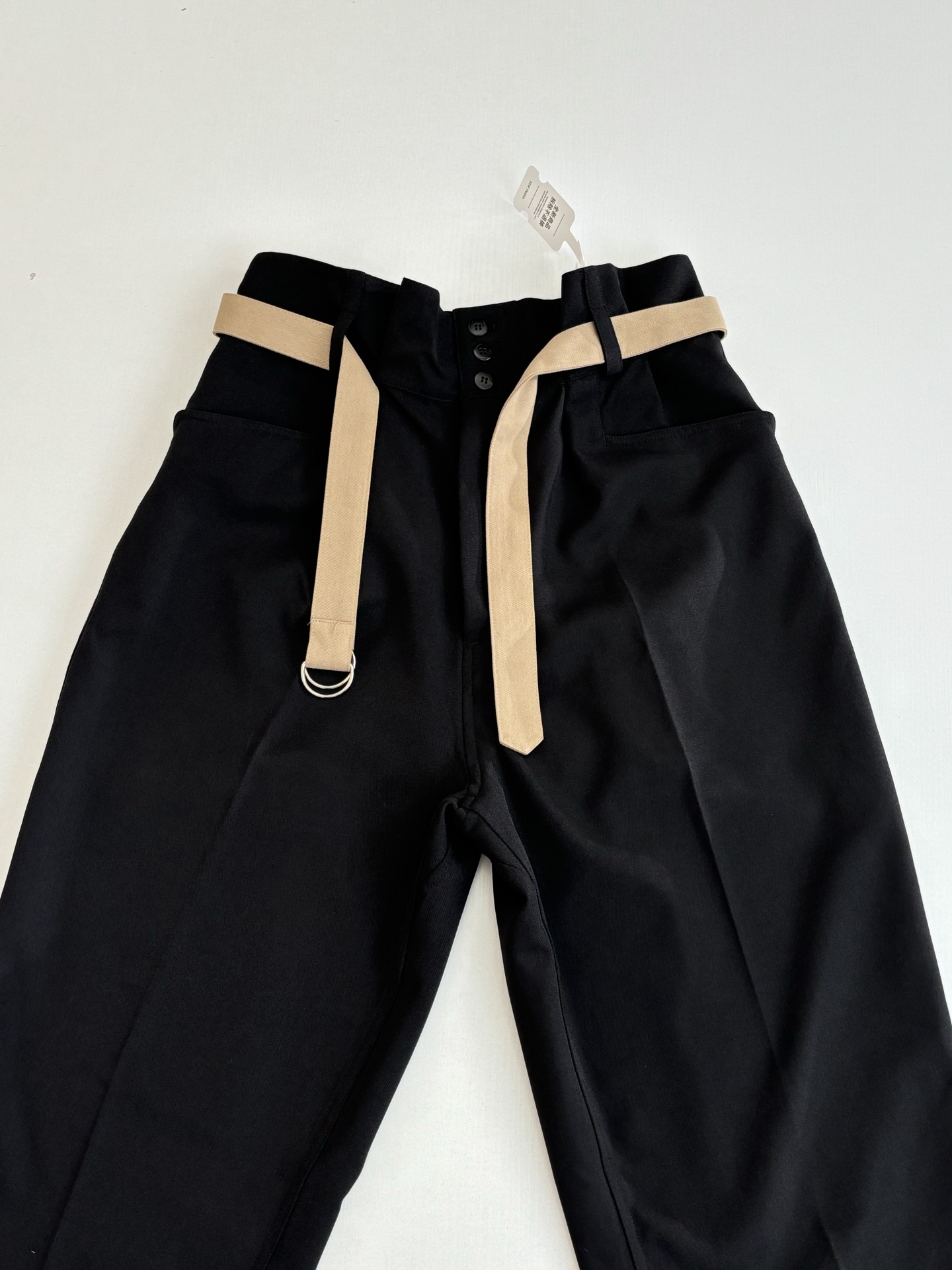 P235
Maison Margiel*/马吉拉 MM6 腰带明线直筒休闲裤

定制珀光细梭羊毛丝绒料 轻盈柔软 舒适贴肤 以一袭纯粹黑色 勾勒现代男士的沉稳格调 一条隐匿的亮纱嵌线藏于侧缝 视觉上纵向拉伸腿长 悄然打破黑色的沉寂 后幅以标志性马吉拉品牌四角缝线彰显品牌风范  隐于众 显于智腰带与面料的光影交织 让每一寸肌理都诉说着低调的奢华 腰带轻系 柔中带韧 勾勒出松弛与精致的平衡  让每一步行走都成为流动的诗意，人体学立体裁剪  回归传统工艺手法 通过分割 折叠 抽缩 拉展技术手法 所谓慢工出细活 是对材料的尊重 对手感的追求 做工复杂 繁琐 时效慢 损耗高，每件皆由师傅纯手工缝标 可以确保位置和间距的准确率 手缝工艺更能体现匠人的精湛技艺和对细节的把控。整体走线平直细腻，面料舒适柔软，颜色一致无色差 能与同款搭配营造时尚造型，驾驭各种场合，定制辅料，三标齐全，男女同款！

Size：S/M/L/XL