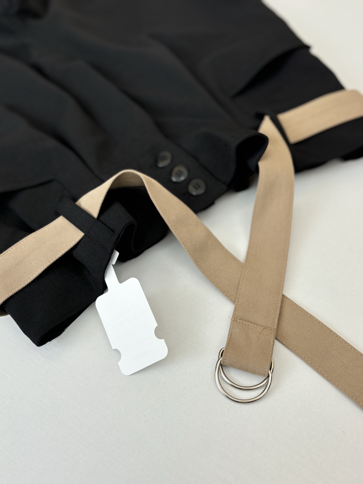 P235
Maison Margiel*/马吉拉 MM6 腰带明线直筒休闲裤

定制珀光细梭羊毛丝绒料 轻盈柔软 舒适贴肤 以一袭纯粹黑色 勾勒现代男士的沉稳格调 一条隐匿的亮纱嵌线藏于侧缝 视觉上纵向拉伸腿长 悄然打破黑色的沉寂 后幅以标志性马吉拉品牌四角缝线彰显品牌风范  隐于众 显于智腰带与面料的光影交织 让每一寸肌理都诉说着低调的奢华 腰带轻系 柔中带韧 勾勒出松弛与精致的平衡  让每一步行走都成为流动的诗意，人体学立体裁剪  回归传统工艺手法 通过分割 折叠 抽缩 拉展技术手法 所谓慢工出细活 是对材料的尊重 对手感的追求 做工复杂 繁琐 时效慢 损耗高，每件皆由师傅纯手工缝标 可以确保位置和间距的准确率 手缝工艺更能体现匠人的精湛技艺和对细节的把控。整体走线平直细腻，面料舒适柔软，颜色一致无色差 能与同款搭配营造时尚造型，驾驭各种场合，定制辅料，三标齐全，男女同款！

Size：S/M/L/XL