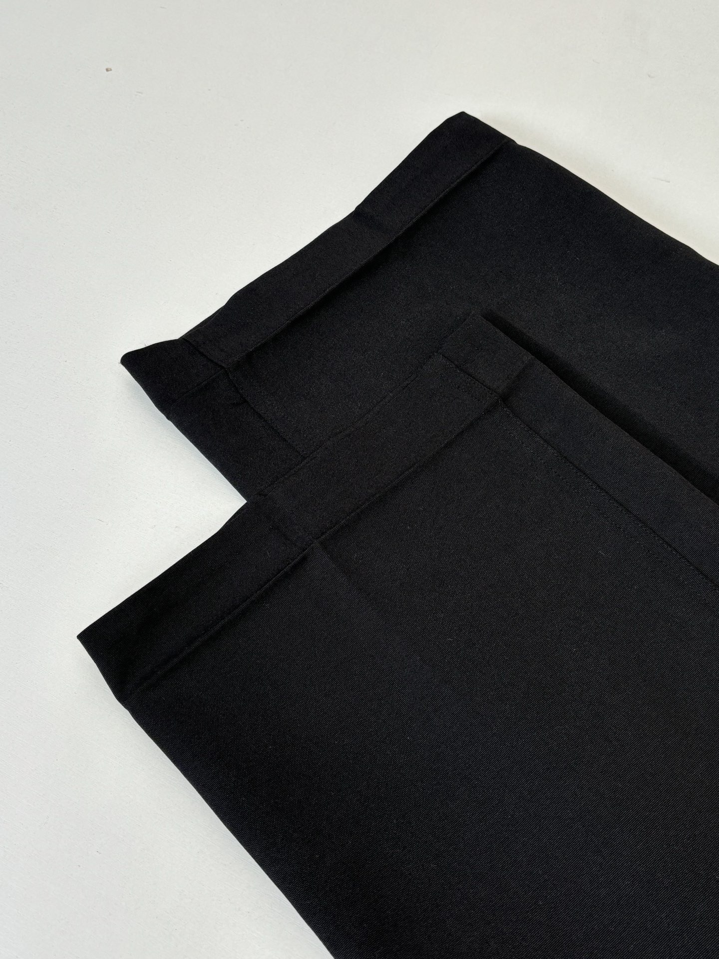 P235
Maison Margiel*/马吉拉 MM6 腰带明线直筒休闲裤

定制珀光细梭羊毛丝绒料 轻盈柔软 舒适贴肤 以一袭纯粹黑色 勾勒现代男士的沉稳格调 一条隐匿的亮纱嵌线藏于侧缝 视觉上纵向拉伸腿长 悄然打破黑色的沉寂 后幅以标志性马吉拉品牌四角缝线彰显品牌风范  隐于众 显于智腰带与面料的光影交织 让每一寸肌理都诉说着低调的奢华 腰带轻系 柔中带韧 勾勒出松弛与精致的平衡  让每一步行走都成为流动的诗意，人体学立体裁剪  回归传统工艺手法 通过分割 折叠 抽缩 拉展技术手法 所谓慢工出细活 是对材料的尊重 对手感的追求 做工复杂 繁琐 时效慢 损耗高，每件皆由师傅纯手工缝标 可以确保位置和间距的准确率 手缝工艺更能体现匠人的精湛技艺和对细节的把控。整体走线平直细腻，面料舒适柔软，颜色一致无色差 能与同款搭配营造时尚造型，驾驭各种场合，定制辅料，三标齐全，男女同款！

Size：S/M/L/XL