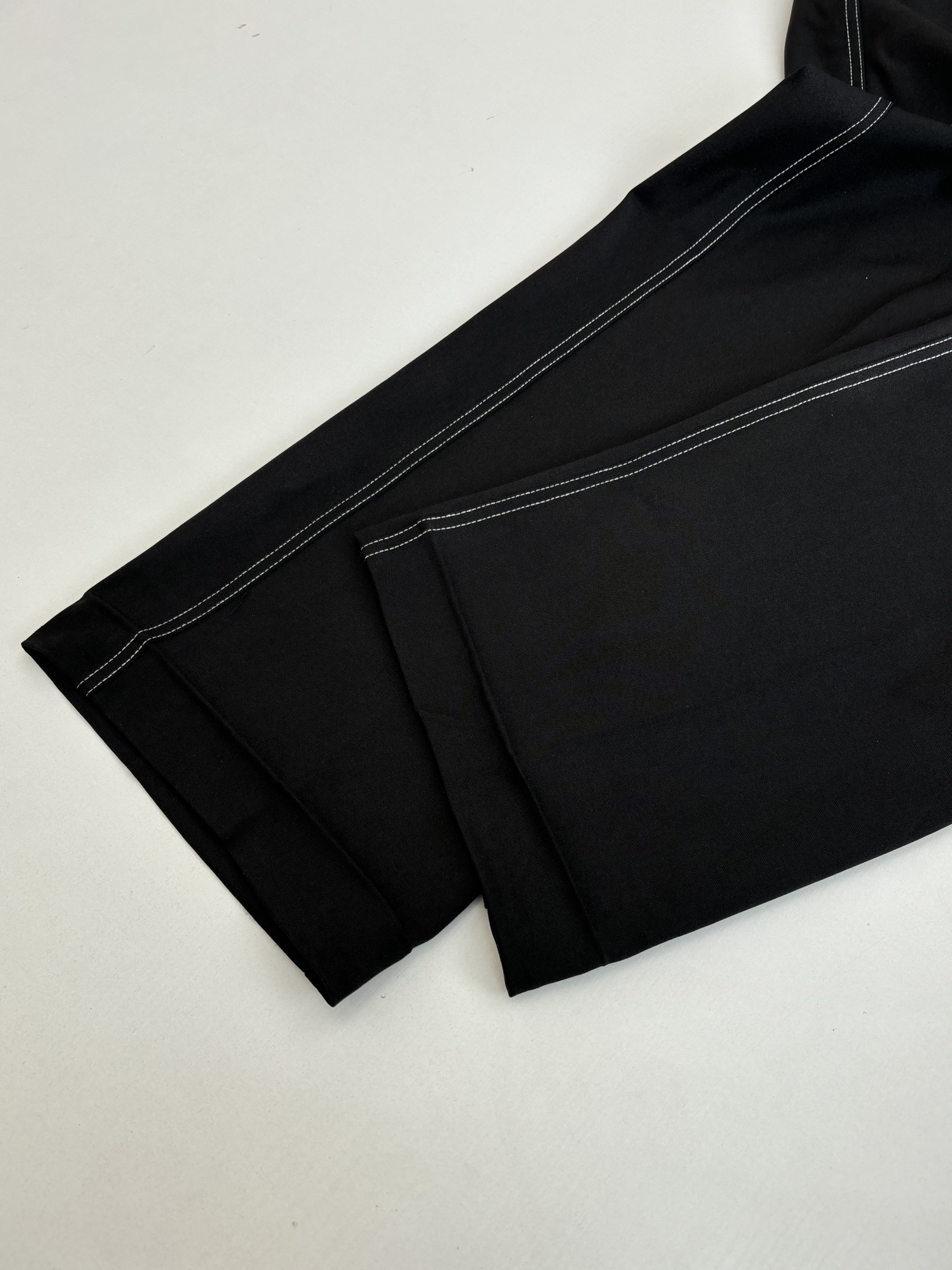 P235
Maison Margiel*/马吉拉 MM6 腰带明线直筒休闲裤

定制珀光细梭羊毛丝绒料 轻盈柔软 舒适贴肤 以一袭纯粹黑色 勾勒现代男士的沉稳格调 一条隐匿的亮纱嵌线藏于侧缝 视觉上纵向拉伸腿长 悄然打破黑色的沉寂 后幅以标志性马吉拉品牌四角缝线彰显品牌风范  隐于众 显于智腰带与面料的光影交织 让每一寸肌理都诉说着低调的奢华 腰带轻系 柔中带韧 勾勒出松弛与精致的平衡  让每一步行走都成为流动的诗意，人体学立体裁剪  回归传统工艺手法 通过分割 折叠 抽缩 拉展技术手法 所谓慢工出细活 是对材料的尊重 对手感的追求 做工复杂 繁琐 时效慢 损耗高，每件皆由师傅纯手工缝标 可以确保位置和间距的准确率 手缝工艺更能体现匠人的精湛技艺和对细节的把控。整体走线平直细腻，面料舒适柔软，颜色一致无色差 能与同款搭配营造时尚造型，驾驭各种场合，定制辅料，三标齐全，男女同款！

Size：S/M/L/XL