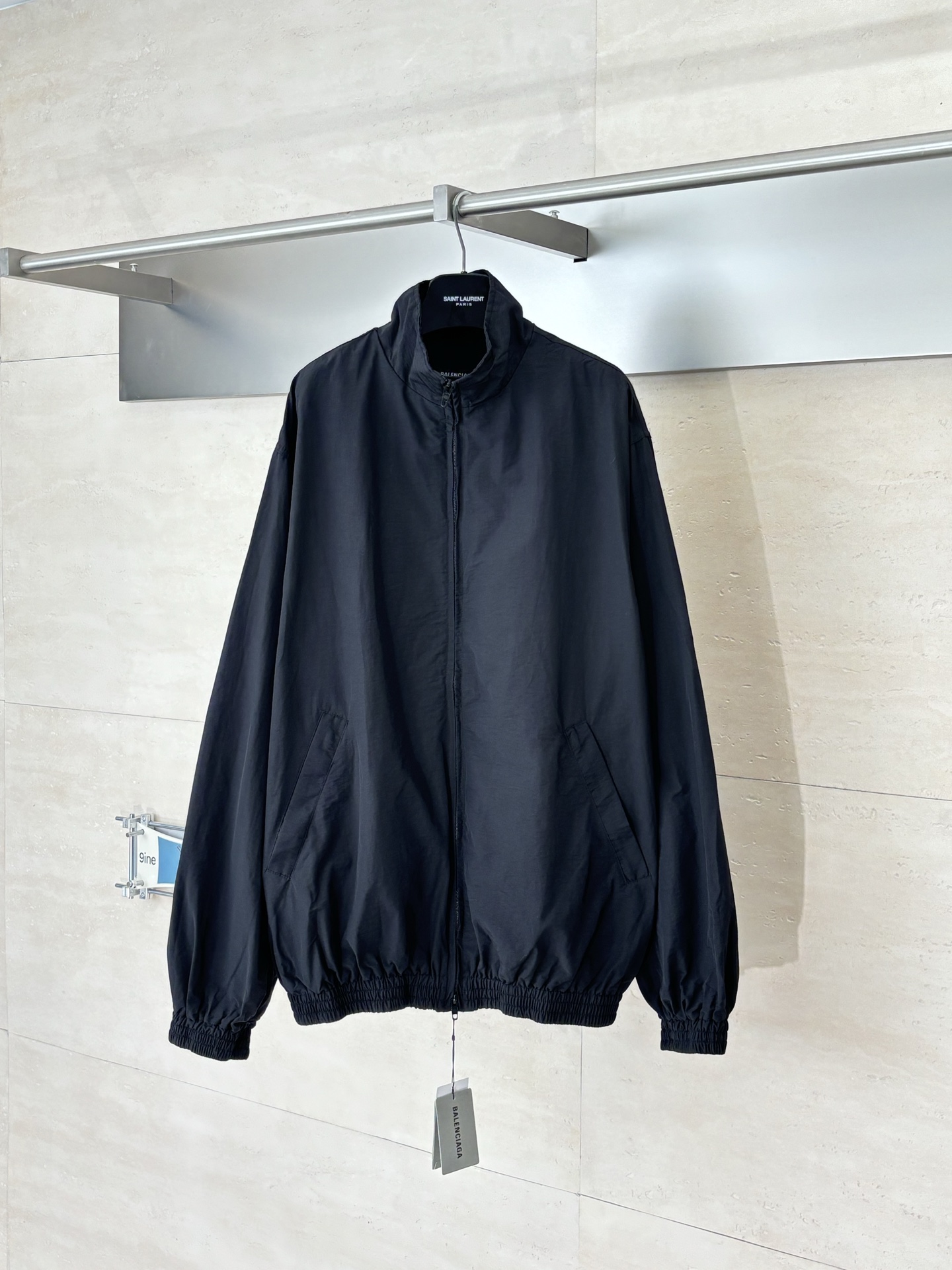 NO:649571,balenciaga*/Paris 25SS textured paper nylon fiber turtleneck jacket Made of imported nylon functional fabric Imported machinery and equipment printing process Customized 1:1 hardware zipper SizeS/M/L,,balenciaga,alexander wang19860909balenciaga*/巴黎 25SS美纹纸尼龙纤维高领冲锋衣 采用进口尼龙功能性面料 进口机器设备印花工艺 定制1:1五金拉链 SizeS/M/L,,balenciaga,alexander wang,Men's clothing