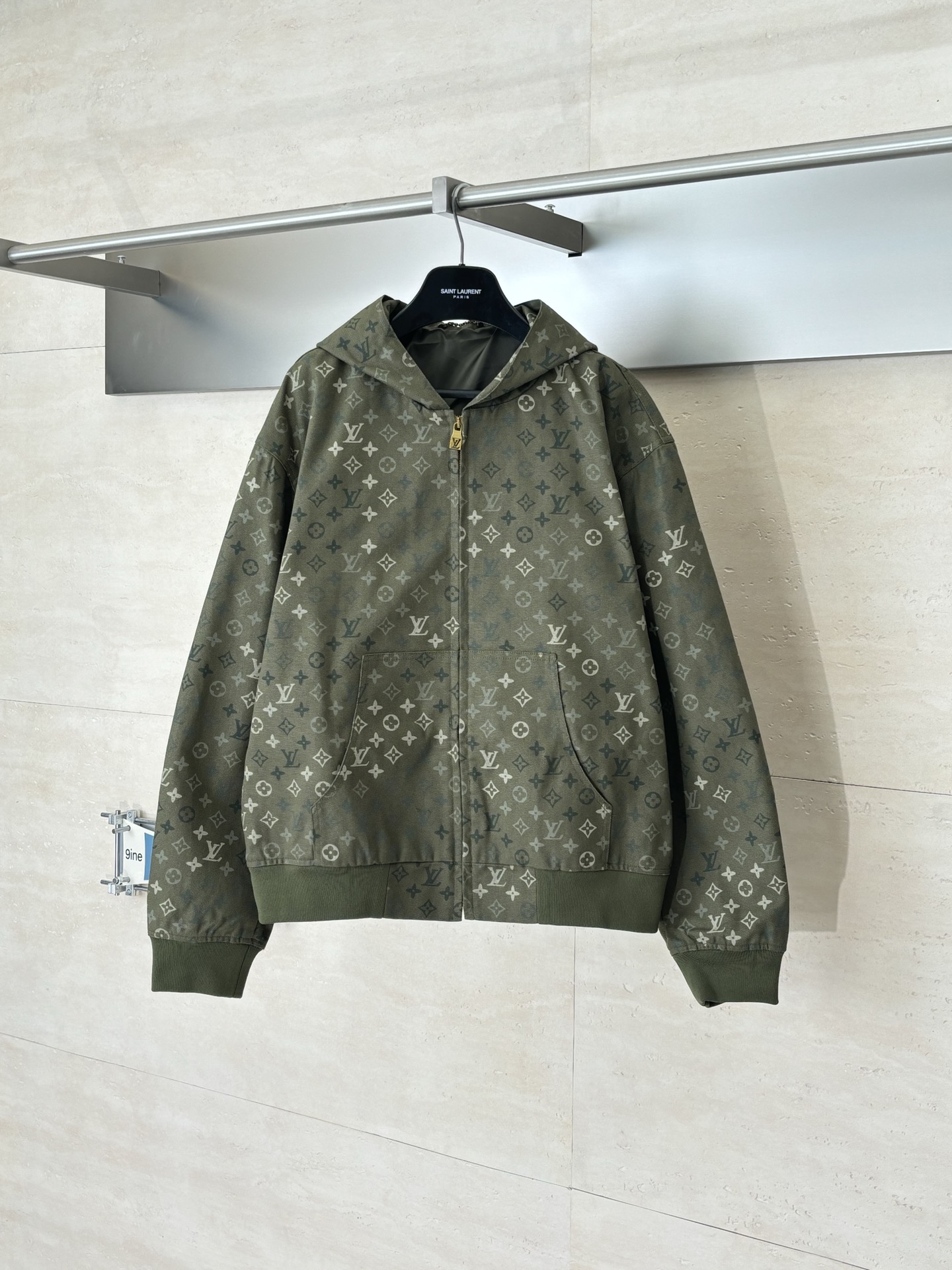P293 1V/Louis SS26 serie de principios de primavera Chaqueta con capucha y cremallera de camuflaje con estampado comple…