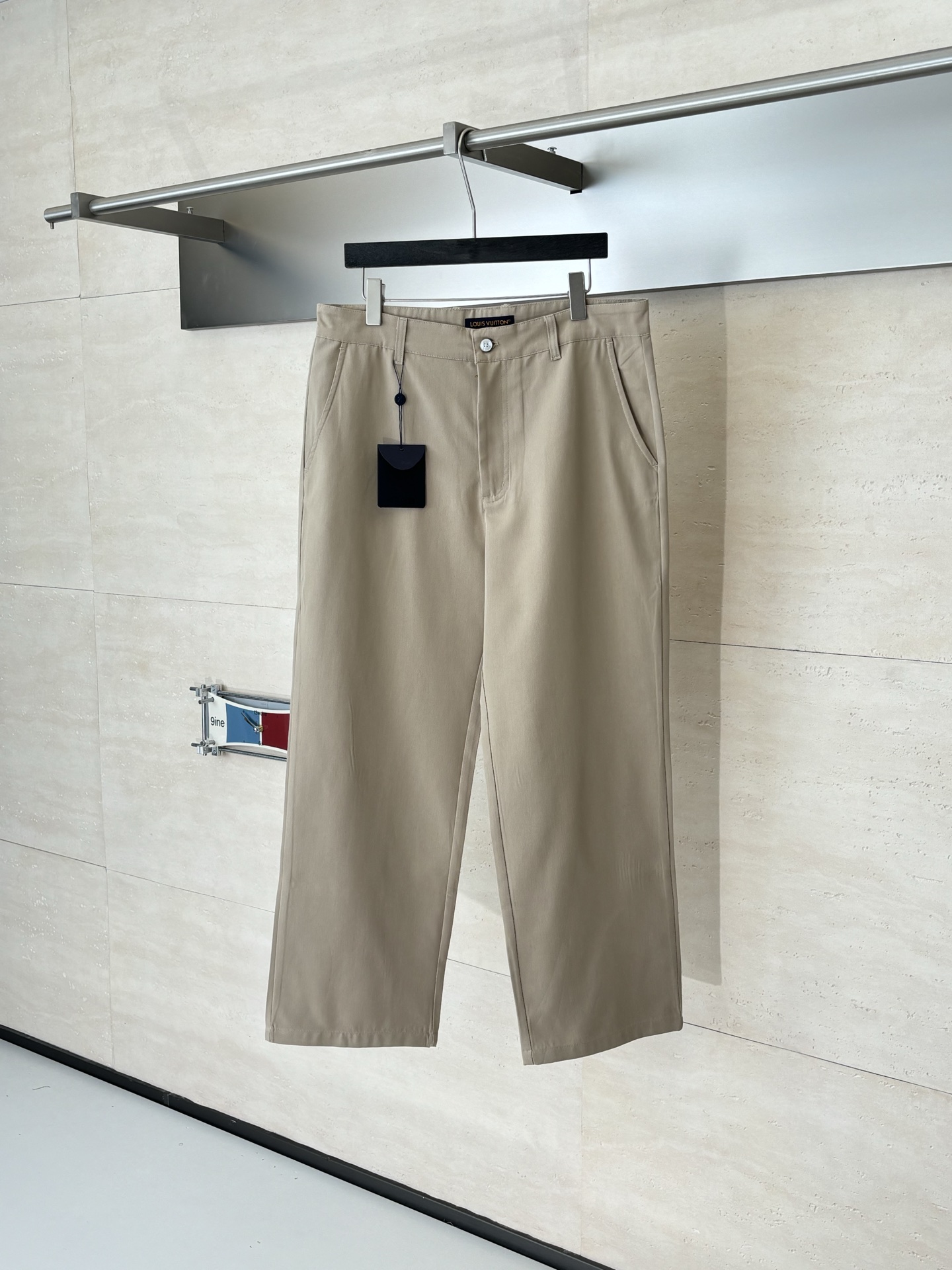 P213 1V/Louis SS26 Pantalón recto bordado corona color liso Talla: S/M/L/XL