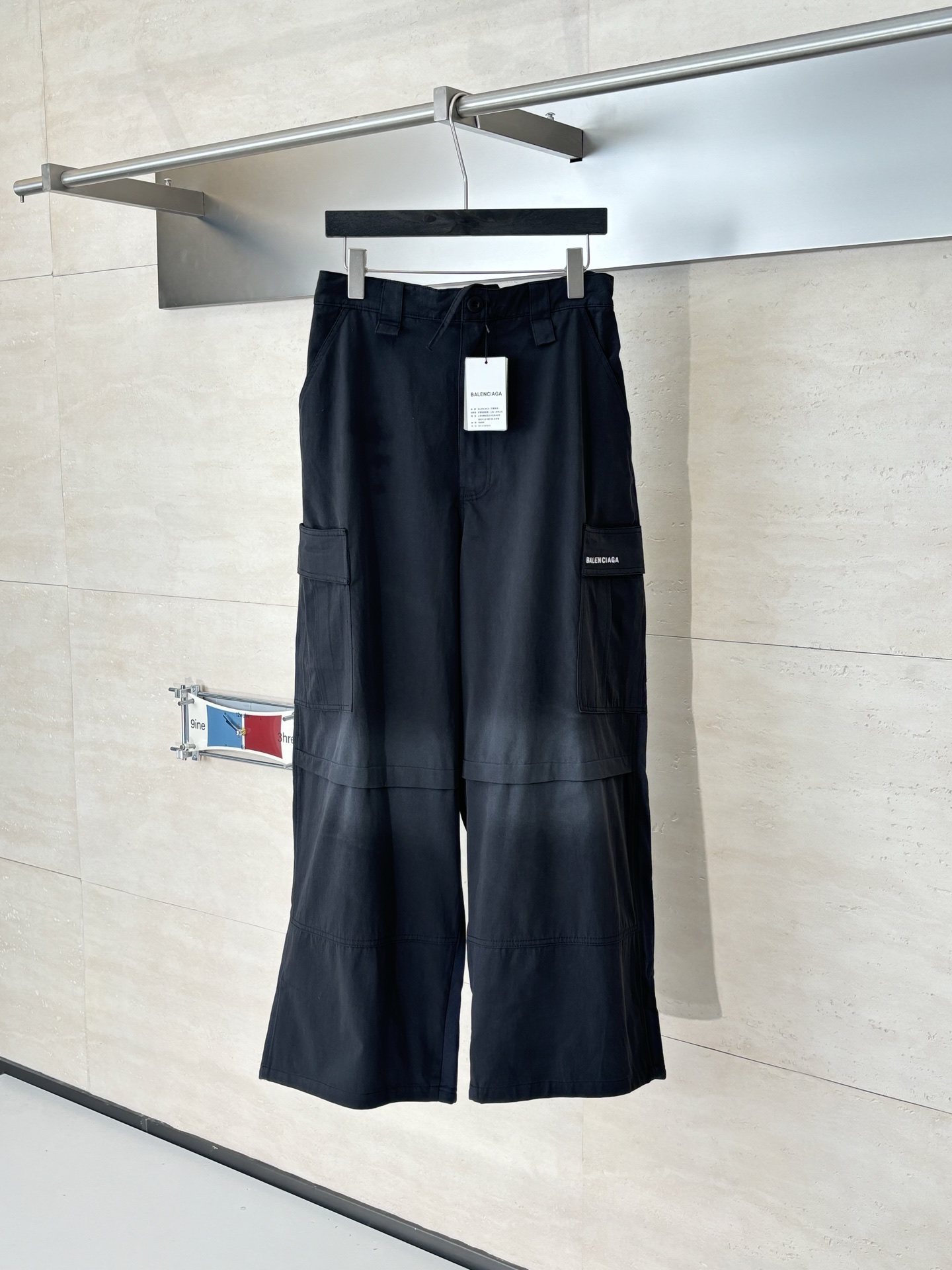 P265 Balenciag*/París Blcg Hybrid Pantalones de trabajo de sarga de papel con paneles. El tejido utiliza la sudadera de…