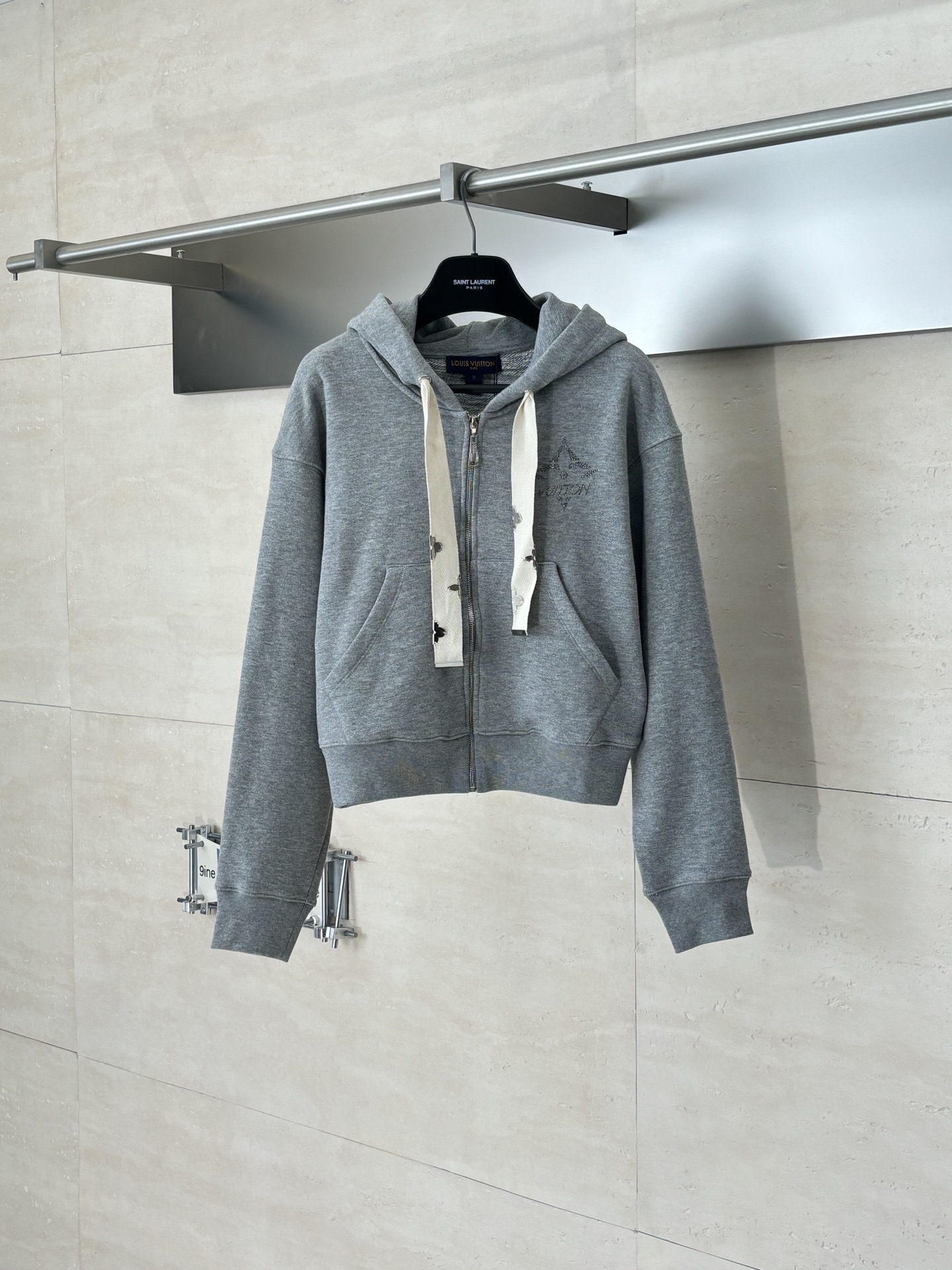P240 (modelo mujer) 1V/Louis SS26 chaqueta corta con cremallera y capucha perforada en caliente de la serie d…