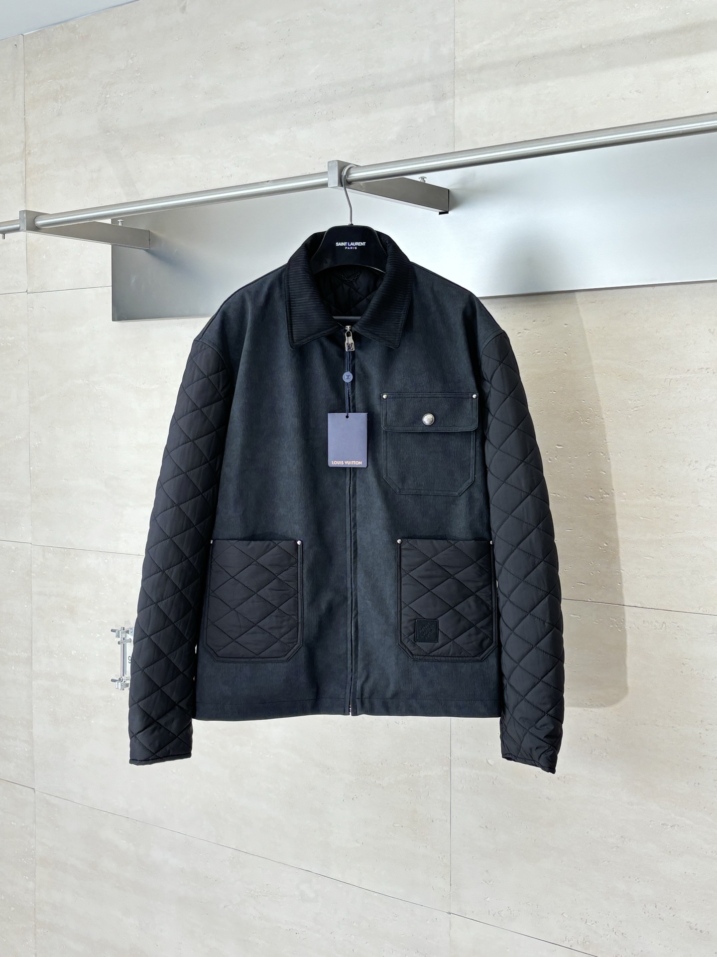 P310 1V/Louis FW25 Chaqueta bomber acolchada con rombos de algodón tejido con solapa de piel de vaca desgastada y empal…