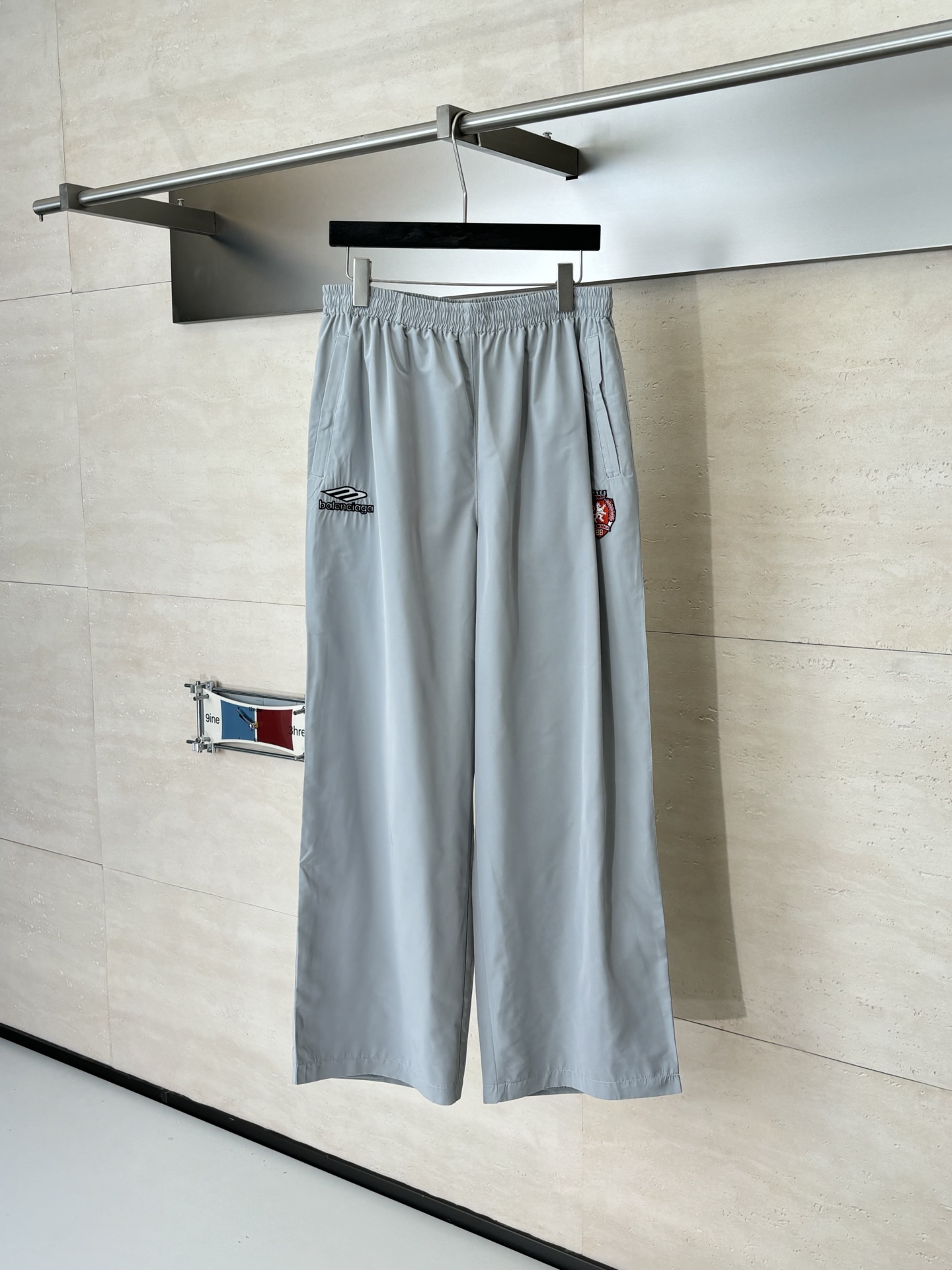 NO:685059,Balenciag*/Paris Blcg Football Series 3m embroidered nylon casual sweatpants Made of nylon cotton fabric Lined with a layer of breathable fabric Customized hardware Thread Accessories Matching version Same style for men and women SizeXS/S/M/L,,balenciaga,19860909Balenciag*/巴黎 Blcg Football系列 3m刺绣尼龙休闲运动裤 采用尼龙棉质面料 内衬还有一层透气布 定制五金 螺纹 辅料 对版对位 男女同款 SizeXS/S/M/L,,balenciaga,,Men's clothing