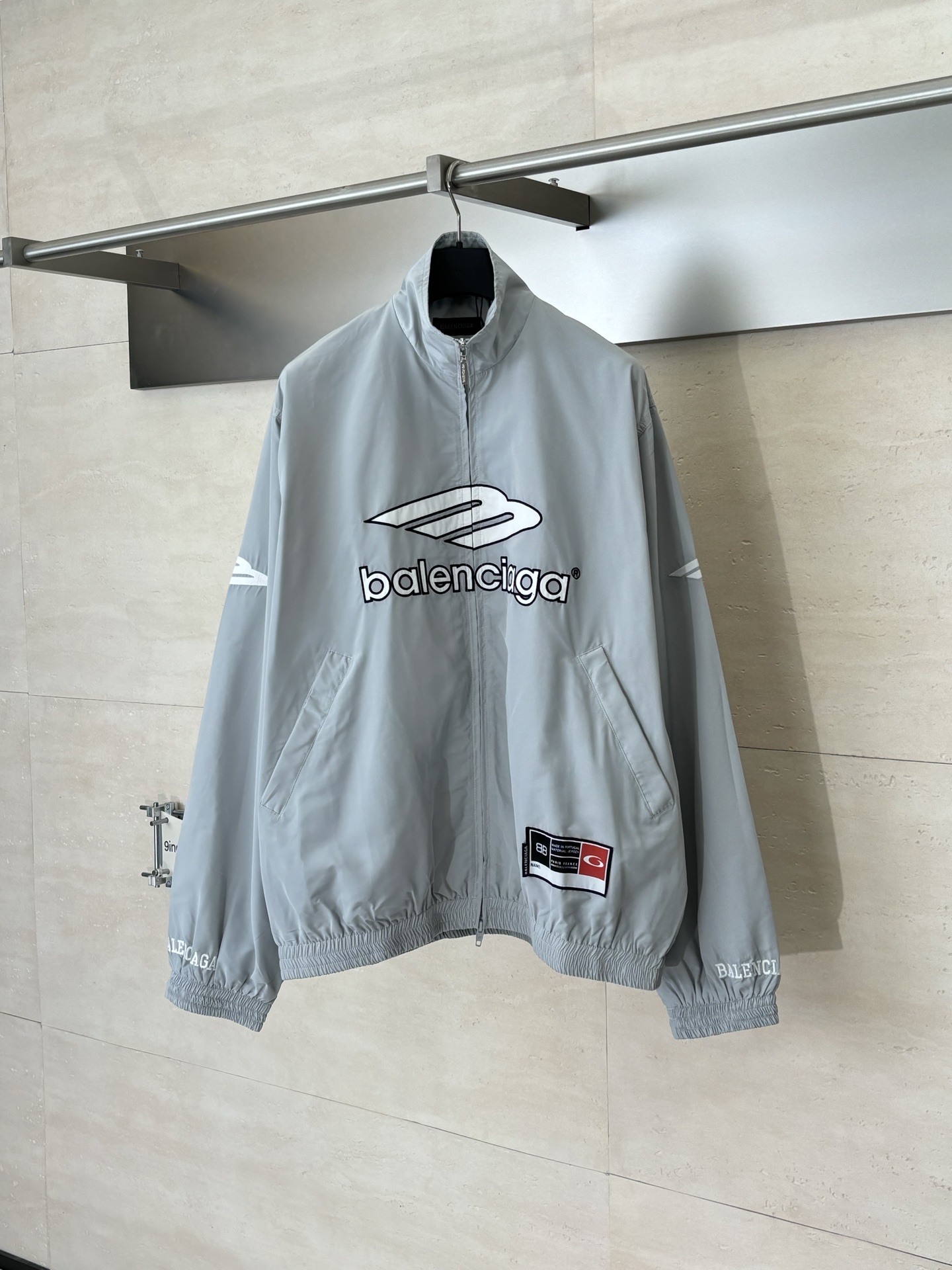 NO:685054,Balenciag*/Paris Blcg Football series 3m embroidered nylon casual jacket made of nylon cotton fabric, lined with a layer of breathable cloth, customized hardware, threads, accessories, matching version, same style for men and women, SizeXS/S/M/L,,balenciaga,jackets & coats,19860909Balenciag*/巴黎 Blcg Football系列 3m刺绣尼龙休闲冲锋衣外套 采用尼龙棉质面料 内衬还有一层透气布 定制五金 螺纹 辅料 对版对位 男女同款 SizeXS/S/M/L,,balenciaga,jackets & coats,,Men's clothing