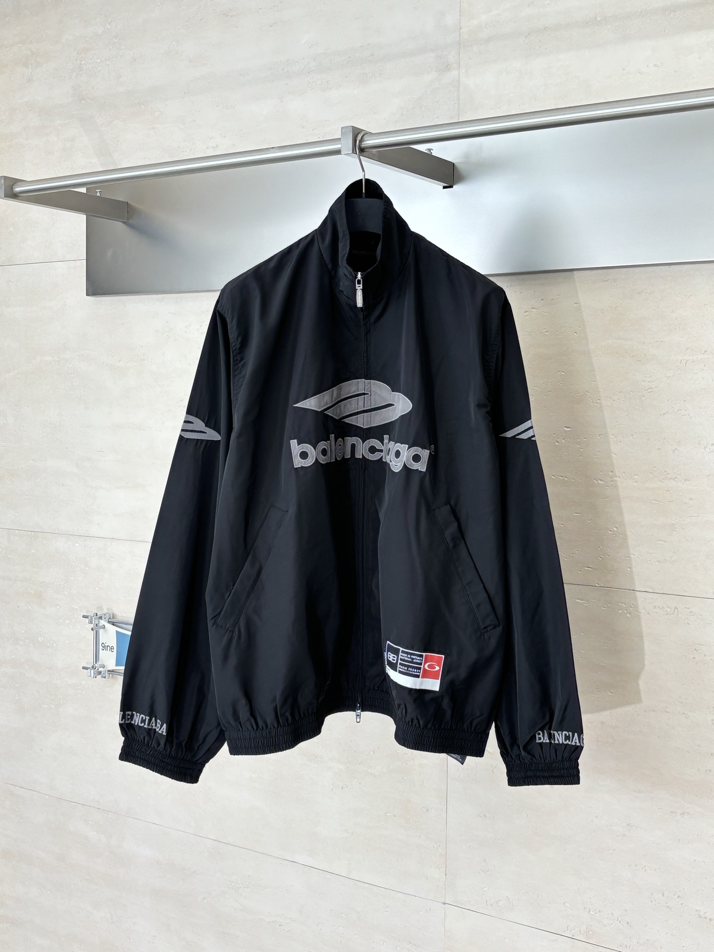 NO:685077,Balenciag*/Paris Blcg Football series 3m embroidered nylon casual jacket made of nylon cotton fabric, lined with a layer of breathable cloth, customized hardware, threads, accessories, matching version, same style for men and women, SizeXS/S/M/L,,balenciaga,jackets & coats,19860909Balenciag*/巴黎 Blcg Football系列 3m刺绣尼龙休闲冲锋衣外套 采用尼龙棉质面料 内衬还有一层透气布 定制五金 螺纹 辅料 对版对位 男女同款 SizeXS/S/M/L,,balenciaga,jackets & coats,,Men's clothing