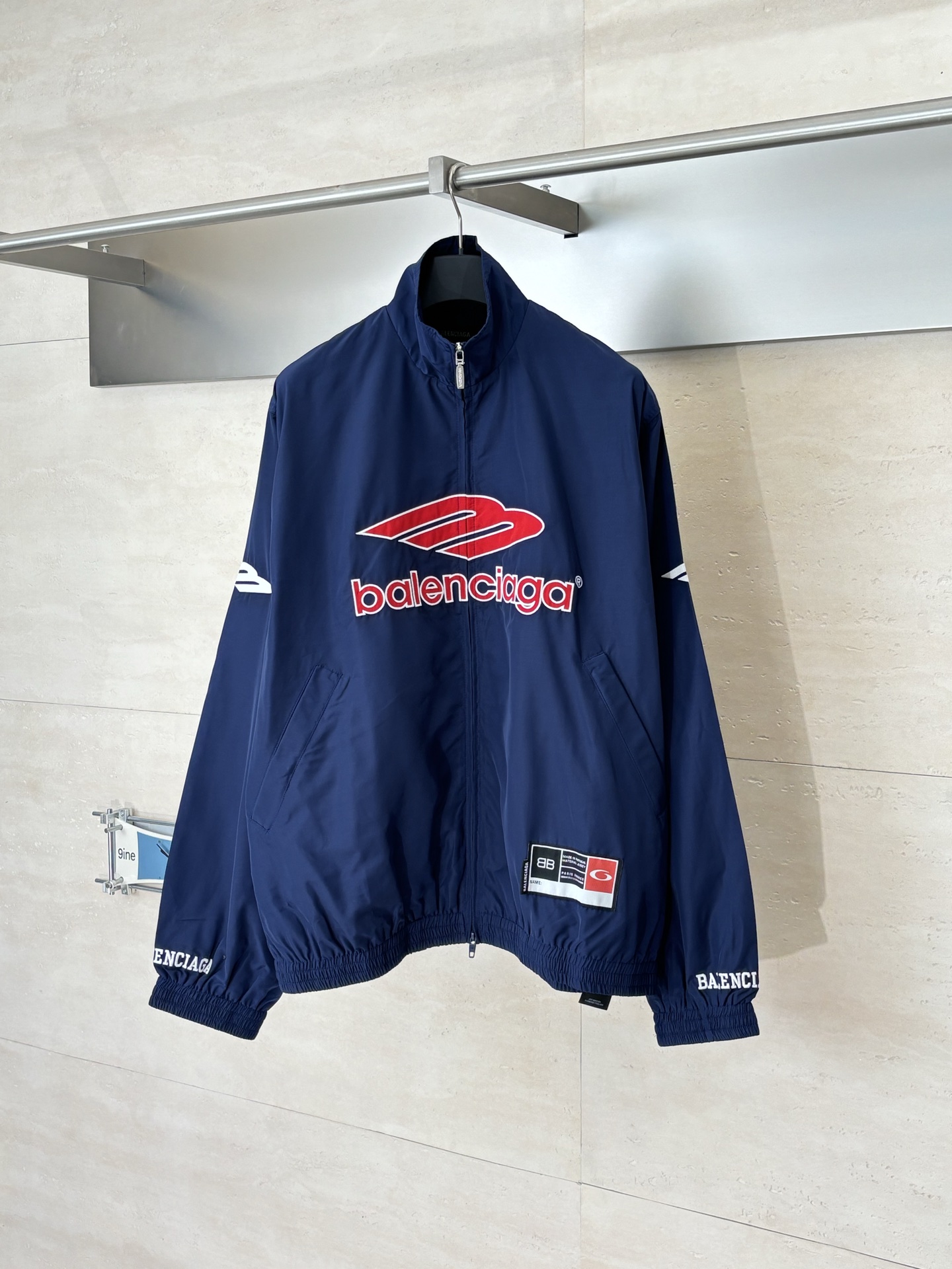 NO:685064,Balenciag*/Paris Blcg Football series 3m embroidered nylon casual jacket made of nylon cotton fabric, lined with a layer of breathable cloth, customized hardware, threads, accessories, matching version, same style for men and women, SizeXS/S/M/L,,balenciaga,jackets & coats,19860909Balenciag*/巴黎 Blcg Football系列 3m刺绣尼龙休闲冲锋衣外套 采用尼龙棉质面料 内衬还有一层透气布 定制五金 螺纹 辅料 对版对位 男女同款 SizeXS/S/M/L,,balenciaga,jackets & coats,,Men's clothing