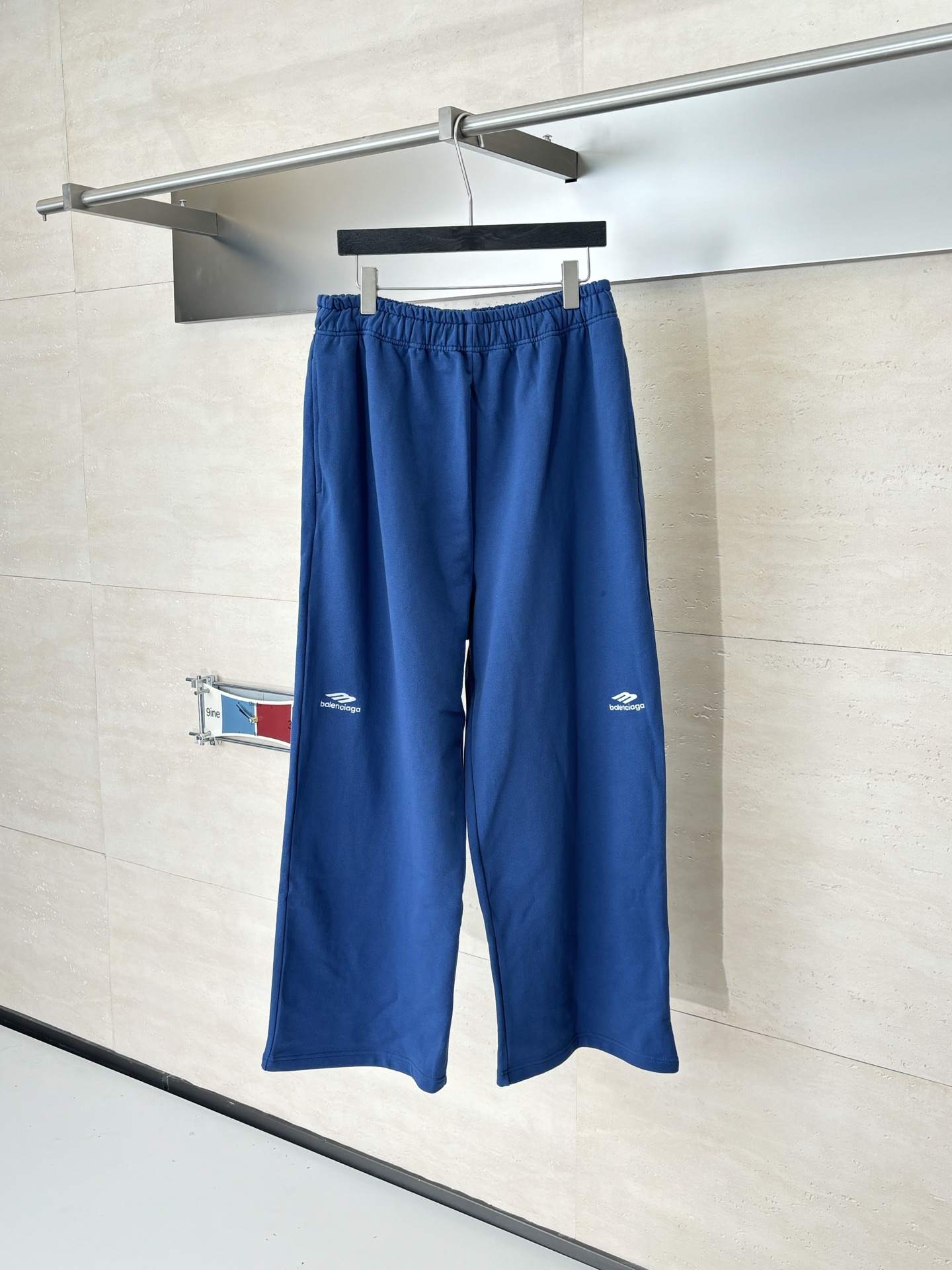 NO:685046,Balenciag*/Paris Blcg SS25 ski series 3M embroidered casual pants. The embroidery is embroidered by Tajima computer embroidery machine. Brick cabinet synchronization is developed at the first time. The fabric is made of Paris zp custom-woven and dyed cotton. The weight is 480. Customized hardware. Thread. Accessories. Matching. Same style for men and women. SizeXS/S/M/L,,balenciaga,19860909Balenciag*/巴黎 Blcg SS25 滑雪系列3M刺绣休闲裤 刺绣采用田岛电脑绣花机刺绣 砖柜同步 第一时间研制 面料采用巴黎zp定织定染全棉 克重480 定制五金 螺纹 辅料 对版对位 男女同款 SizeXS/S/M/L,,balenciaga,,Men's clothing