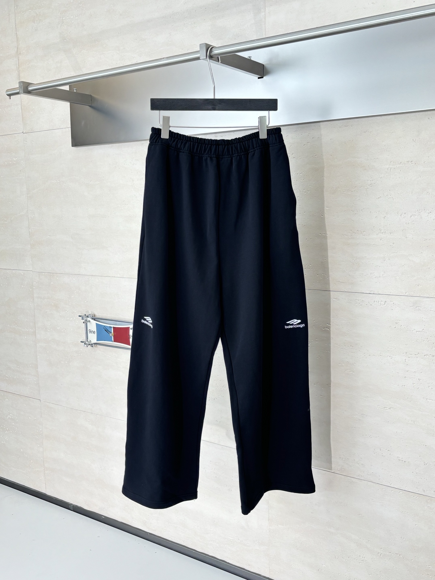 NO:685061,Balenciag*/Paris Blcg SS25 ski series 3M embroidered casual pants. The embroidery is embroidered by Tajima computer embroidery machine. Brick cabinet synchronization is developed at the first time. The fabric is made of Paris zp custom-woven and dyed cotton. The weight is 480. Customized hardware. Thread. Accessories. Matching. Same style for men and women. SizeXS/S/M/L,,balenciaga,19860909Balenciag*/巴黎 Blcg SS25 滑雪系列3M刺绣休闲裤 刺绣采用田岛电脑绣花机刺绣 砖柜同步 第一时间研制 面料采用巴黎zp定织定染全棉 克重480 定制五金 螺纹 辅料 对版对位 男女同款 SizeXS/S/M/L,,balenciaga,,Men's clothing