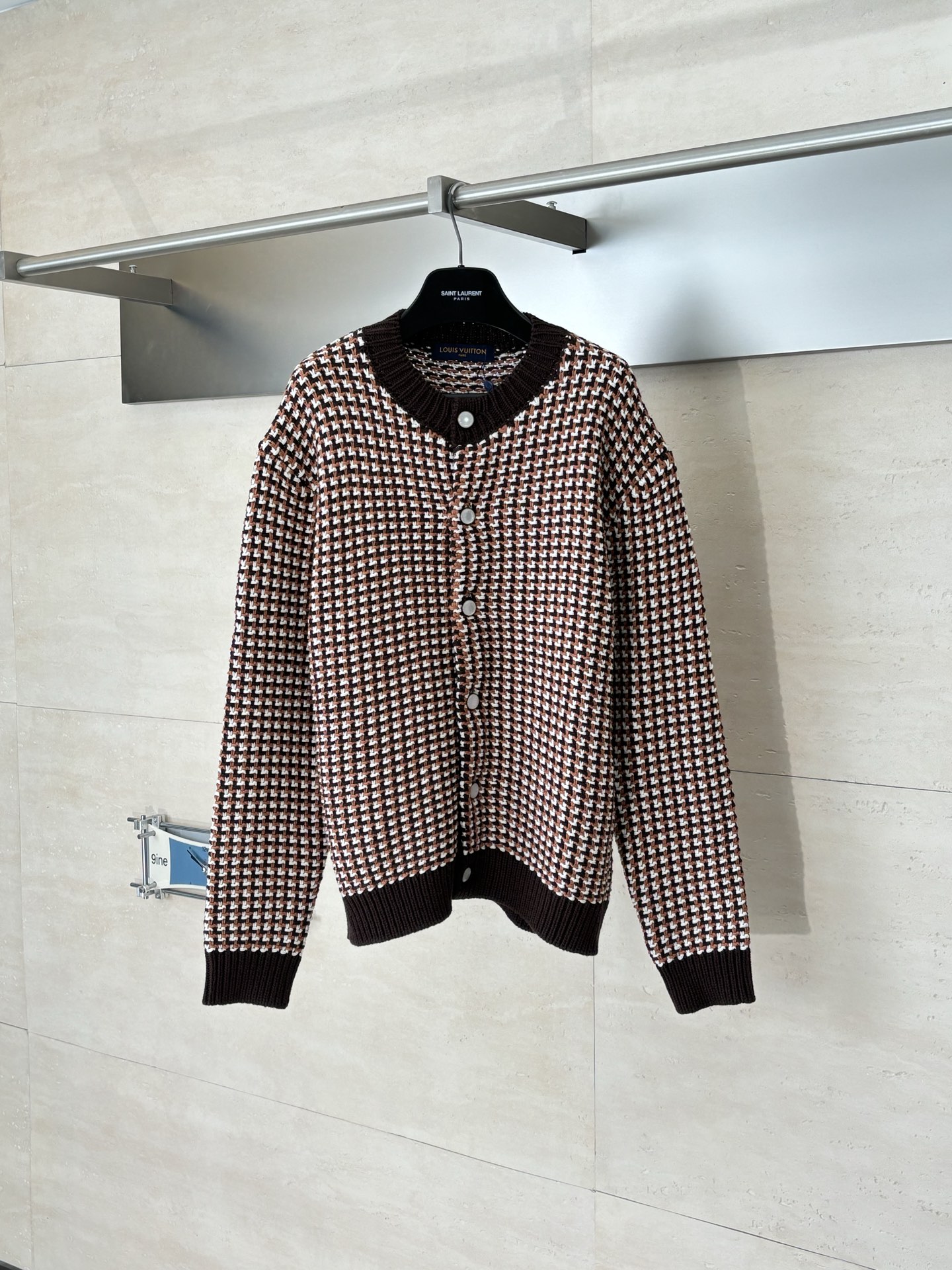 P350 1V/Louis SS26 nueva chaqueta de punto a cuadros piloto 3D jacquard de aguja gruesa. El tejido es 100% algodón y el…