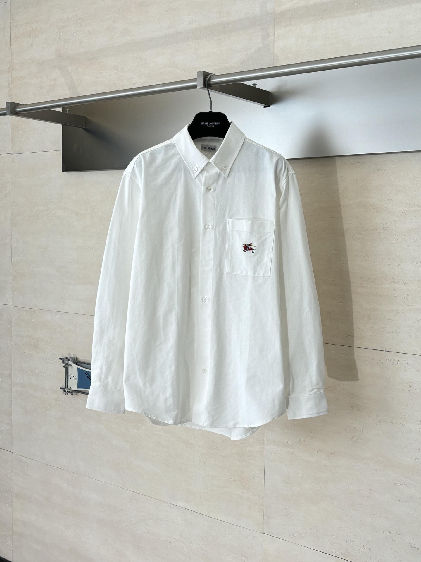 NO:685088,Burberr*/Burberry SS26 New Year of the Horse limited equestrian logo small embroidery cotton Oxford long-sleeved shirt SizeS/M/L/XL,,burberry,burberry,shirts,19860909Burberr*/巴宝莉 SS26 新禧马年限定马术徽标小刺绣棉质牛津长袖衬衫 SizeS/M/L/XL,,burberry,burberry,shirts,,Men's clothing