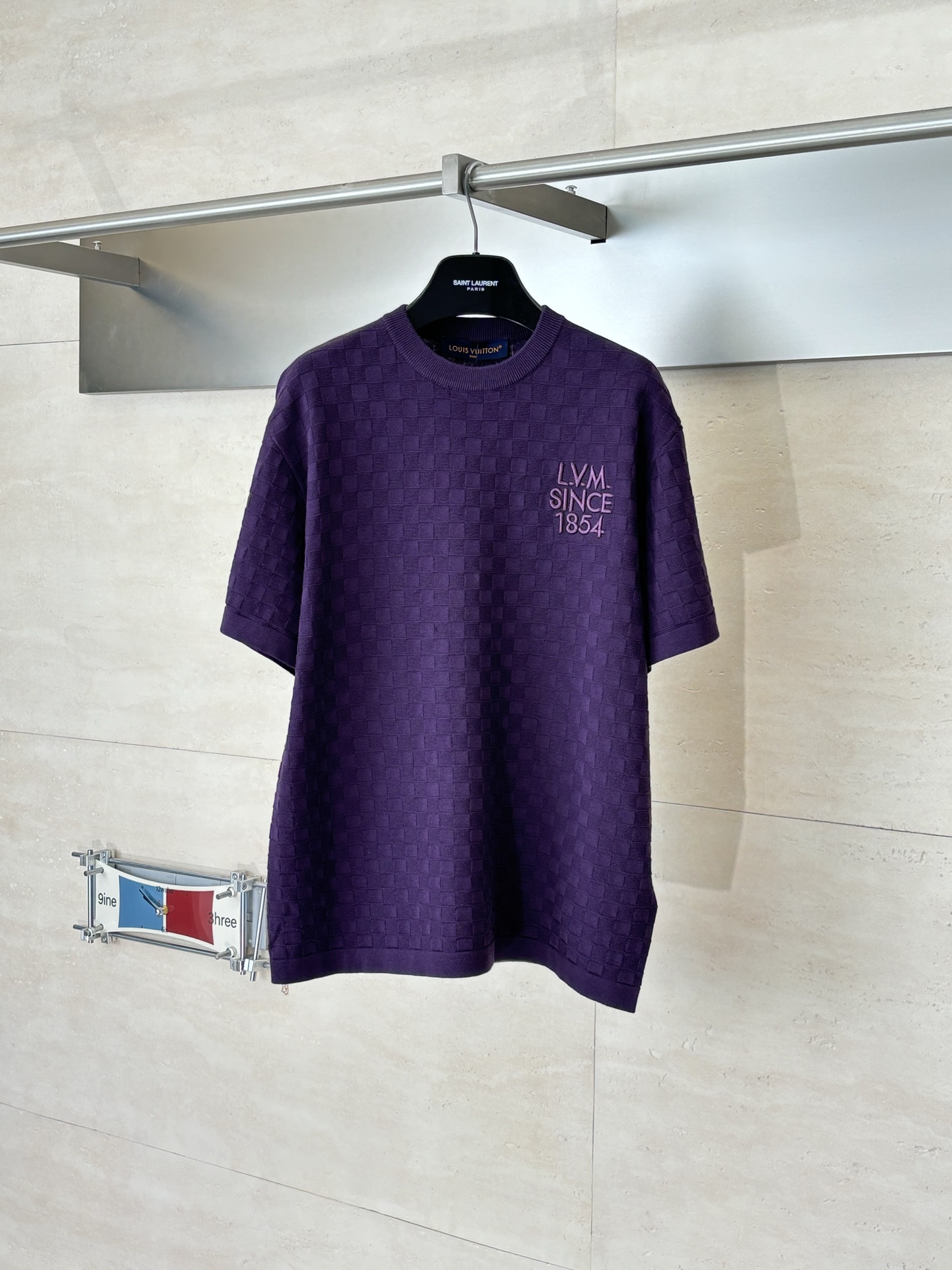 NO:685102,1V/Louis SS26 checkerboard 1854 embroidered cotton knitted short-sleeved T-shirt SizeS/M/L/XL,,louis vuitton,T-shirt,tees,t-shirt,198609091V/路易 SS26 棋盘格1854刺绣棉质针织短袖T恤 SizeS/M/L/XL,,louis vuitton,T-shirt,tees，t-shirt,,Men's clothing