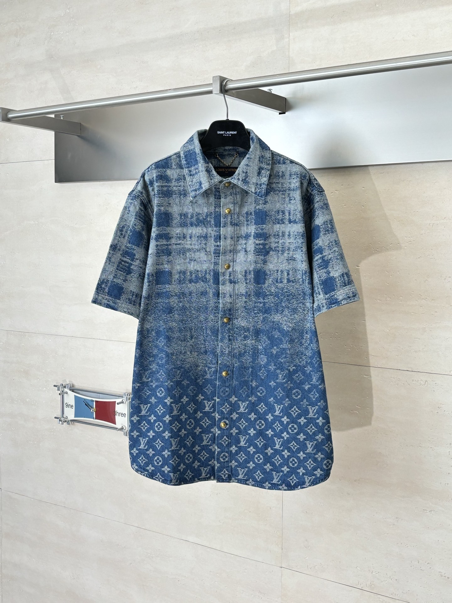 P203 1V/Louis SS26 Camisa de manga corta de mezclilla jacquard con estampado integral blanqueado y degradado a principi…