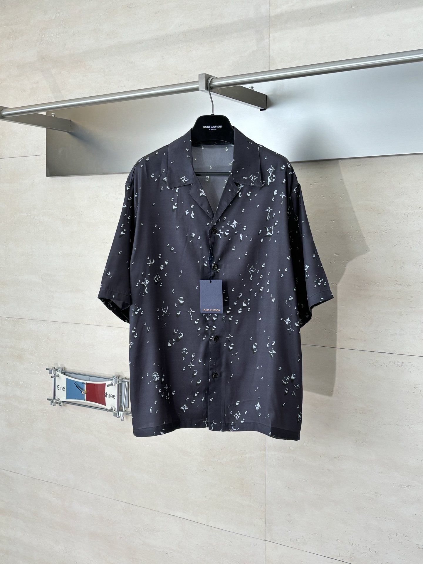 NO:685107,1V/Louis FW25 Monogram all-over water drop poplin suit short-sleeved shirt SizeS/M/L/XL,,louis vuitton,shirts,T-shirt,198609091V/路易 FW25 Monogram满印水滴府绸套装短袖衬衫 SizeS/M/L/XL,,louis vuitton,shirts,T-shirt,,Men's clothing