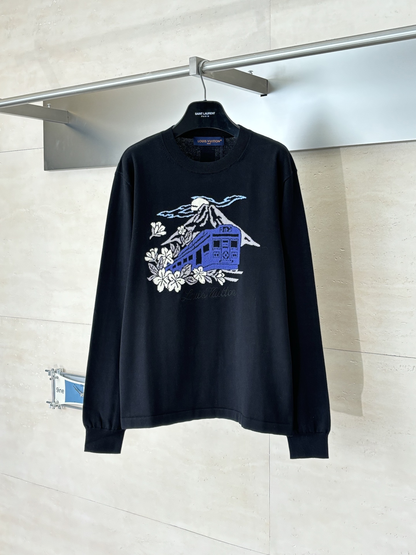 NO:685093,1V/Louis FW25 Nigo co-branded Mount Fuji locomotive jacquard knitted sweater long sleeves 2025 new Men's Mount Fuji train-themed crew neck shirt from the LV and Nigo collaboration series. The design features an embroidered pattern on the front. The core elements are Mount Fuji, blue trains and flowers.  The material is 96% cotton + 2% mulberry silk and other blended fabrics, which is soft to the touch. There is a brand leather logo on the back of the neck as a detailed identification. It belongs to the joint series of LV and Nigo, (such as Mount Fuji, retro transportation). SizeS/M/L/XL,, louis vuitton, louis vuitton, sweaters,198609091V/路易 FW25 Nigo联名富士山火车头提花针织毛衣长袖 2025年新款 LV与Nigo合作系列的男士富士山列车主题圆领衫,设计特征正面采用刺绣图案核心元素是富士山、蓝色列车与花卉. 材质为96棉+2桑蚕丝等混纺面料,触感柔软,后颈有品牌皮质小标作为细节标识,属于LV与Nigo的联名系列,（比如富士山、复古交通工具）. SizeS/M/L/XL,,louis vuitton,louis vuitton,sweaters,,Men's clothing