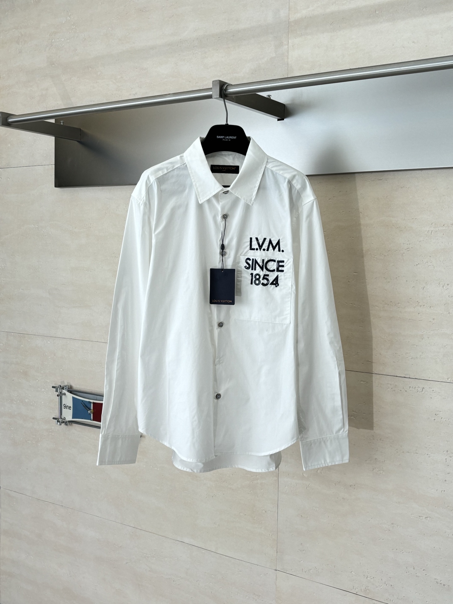 NO:685096,1V/Louis SS26 spring and summer new style 1854 embroidered lapel long-sleeved shirt SizeS/M/L/XL,,louis vuitton,shirts,198609091V/路易 SS26 春夏新款 1854刺绣翻领长袖衬衫 SizeS/M/L/XL,,louis vuitton,shirts,,Men's clothing