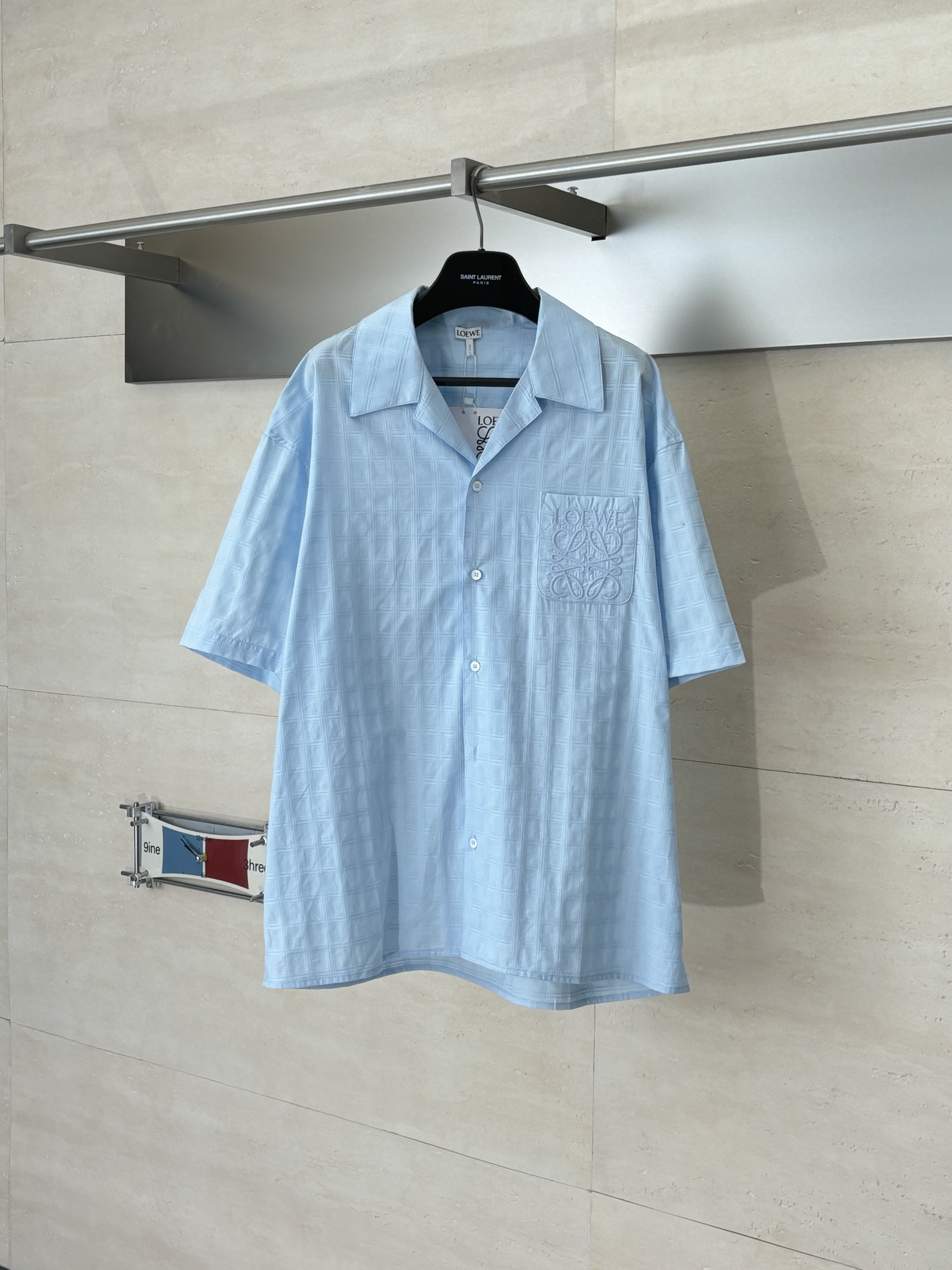 NO:685106,Loew*/Luo Yiwei FW25 show series dark plaid logo embroidered short-sleeved shirt SizeS/M/L/XL,,loewe,loewe,shirts,T-shirt,19860909Loew*/罗意威 FW25 秀场系列暗纹格纹标识刺绣短袖衬衫 SizeS/M/L/XL,,loewe,loewe,shirts,T-shirt,,Men's clothing