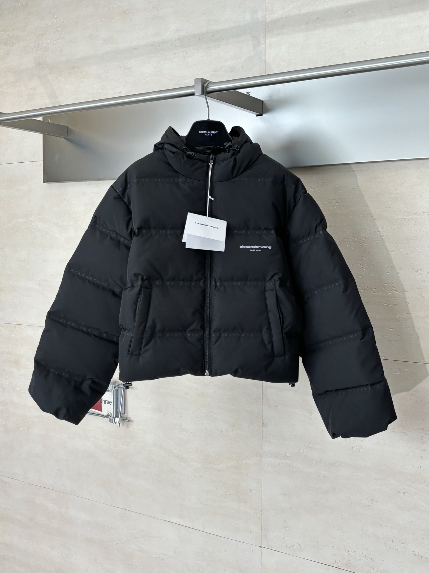 NO:685150,alexanderwan*/王FW24 jacquard solid color hooded short down jacket. This Oxford blue short down-filled jacket features a logo print on the chest, a front zipper and pocket design, and an elasticated hem. Funnel collar, zipper closure, internal zipper pocket, lined. SizeS/M/L,,alexander wang,jackets & coats,down jacket,hats,19860909alexanderwan*/大王 FW24 提花纯色连帽短款羽绒服外套 这款牛津蓝色短款羽绒填充胸部饰有徽标印花,采用正面拉链和口袋设计,搭配松紧带下摆.漏斗领 拉链开合,内部拉链口袋 带衬里 SizeS/M/L,,alexander wang,jackets & coats,down jacket,hats,,Men's clothing