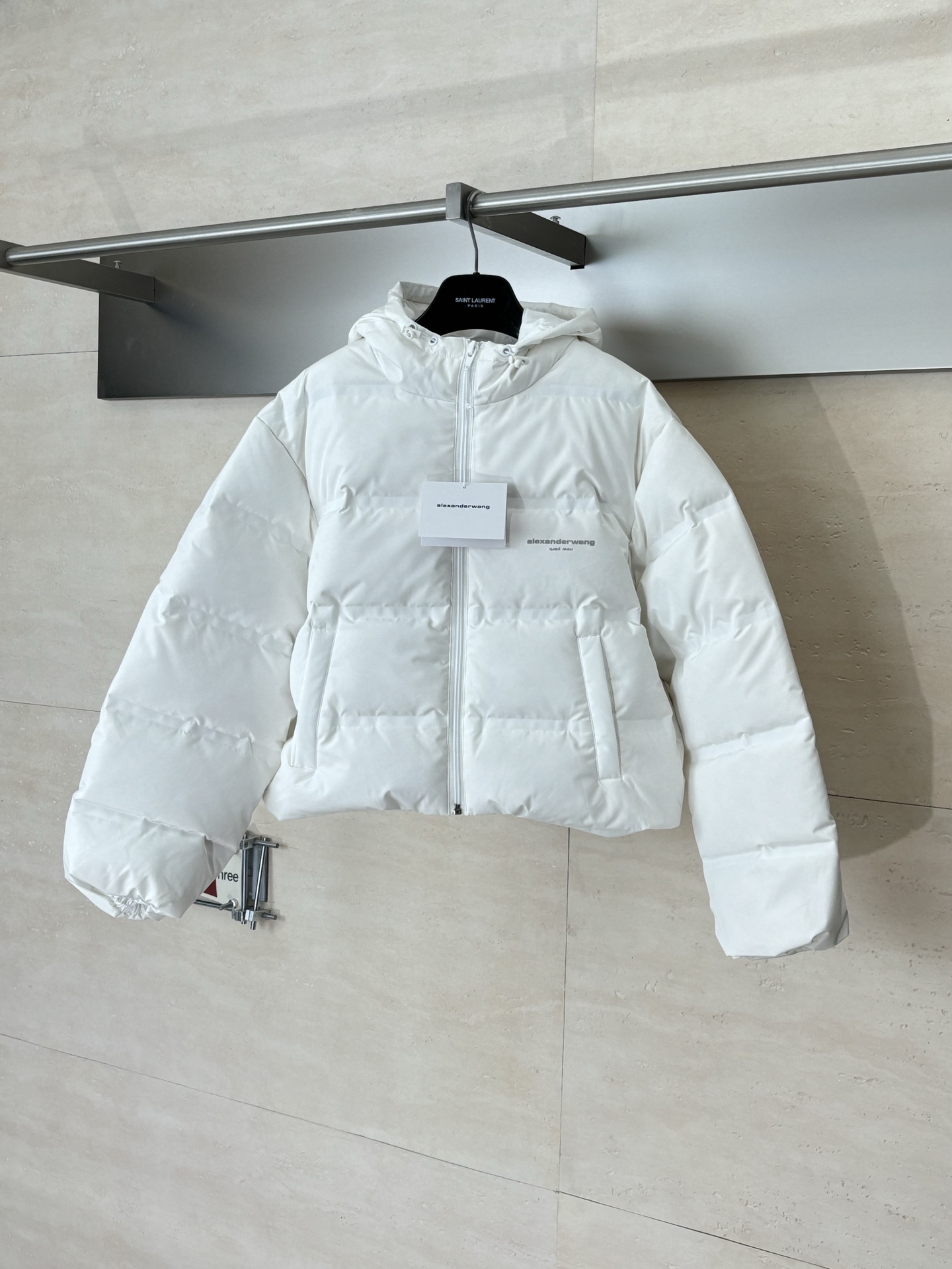 NO:685058,alexanderwan*/王FW24 jacquard solid color hooded short down jacket. This Oxford blue short down-filled jacket features a logo print on the chest, a front zipper and pocket design, and an elasticated hem. Funnel collar, zipper closure, internal zipper pocket, lined. SizeS/M/L,,alexander wang,jackets & coats,down jacket,hats,19860909alexanderwan*/大王 FW24 提花纯色连帽短款羽绒服外套 这款牛津蓝色短款羽绒填充胸部饰有徽标印花,采用正面拉链和口袋设计,搭配松紧带下摆.漏斗领 拉链开合,内部拉链口袋 带衬里 SizeS/M/L,,alexander wang,jackets & coats,down jacket,hats,,Men's clothing