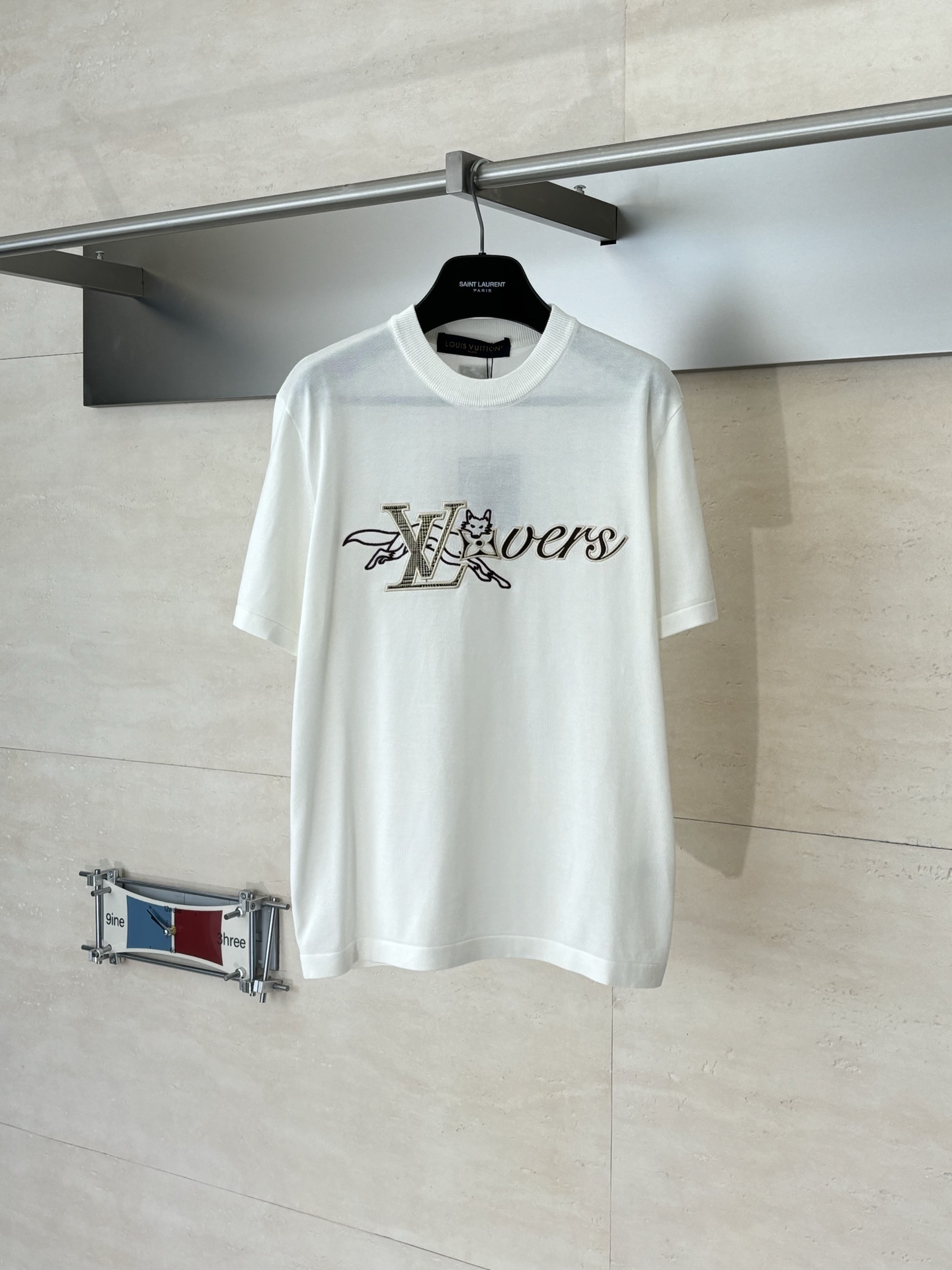 P180 1V/Louis FW25 Camiseta de manga corta de punto con aplicación floral de zorro. La tela está hecha de fibra Tencel …