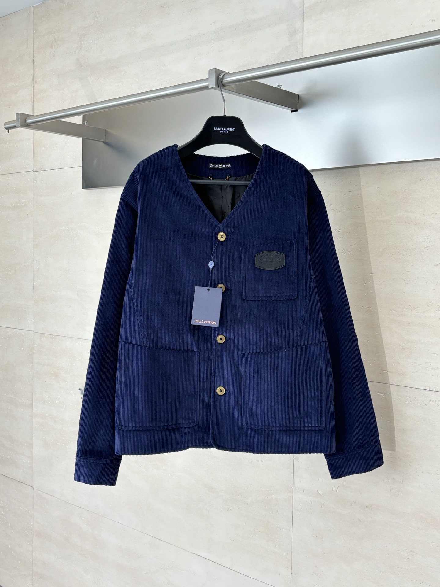 P283 1V/Louis FW25 Chaqueta patchwork de pana para presbicia con cuello de pico. Confeccionado en tejido de pana gruesa…