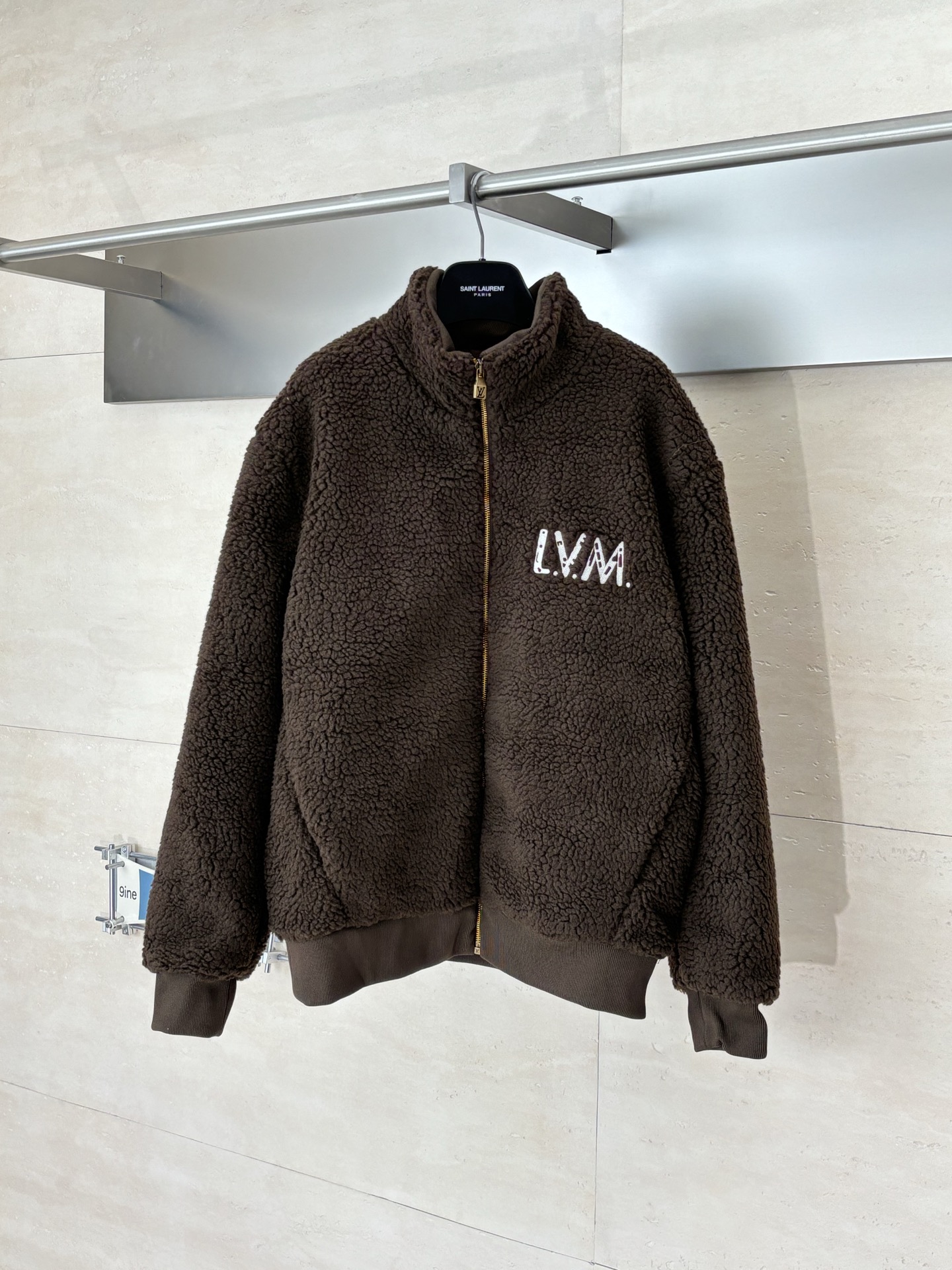 P285 1V/Louis SS26 Chaqueta marrón de lana de cordero con letras bordadas Comprada originalmente por RMB 16,700, la tel…