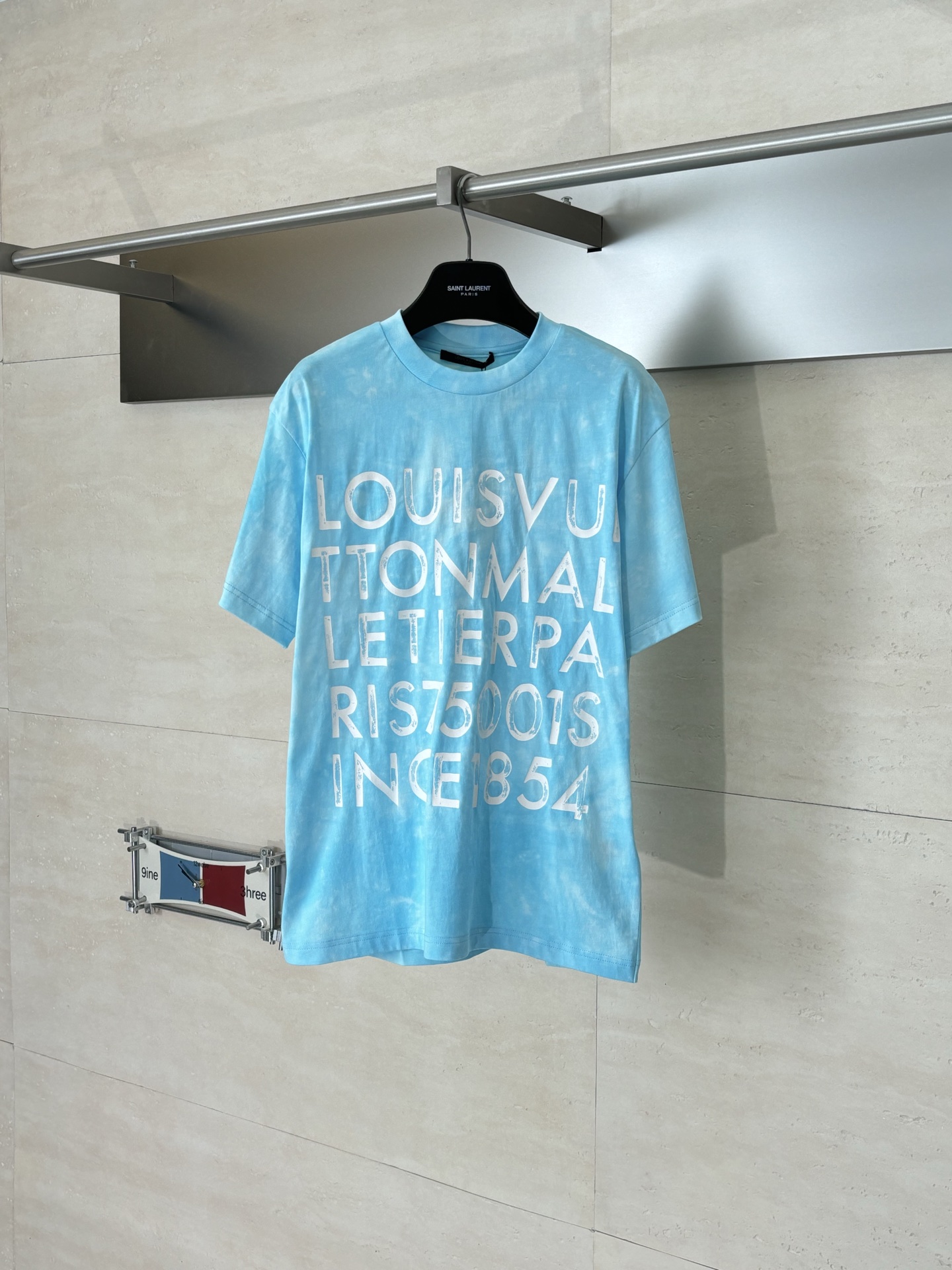 P123 1V/Louis SS26 Nueva camiseta de manga corta con estampado tie-dye de primavera y verano. Está tejido con hilo senc…