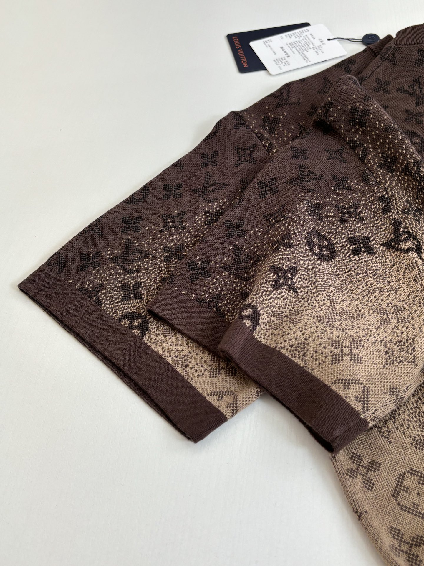 。1V/路易 SS26 渐变monogram提花圆领针织短袖T恤Size：S/M/L/XL