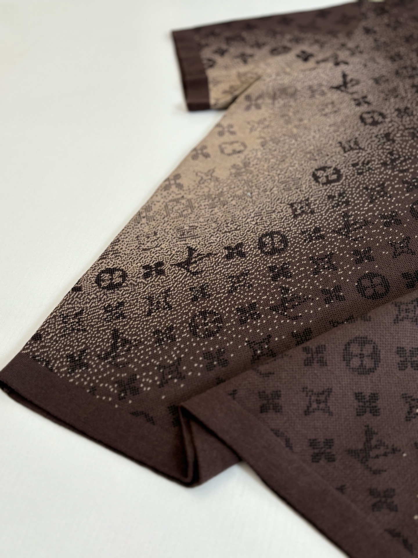 。1V/路易 SS26 渐变monogram提花圆领针织短袖T恤Size：S/M/L/XL