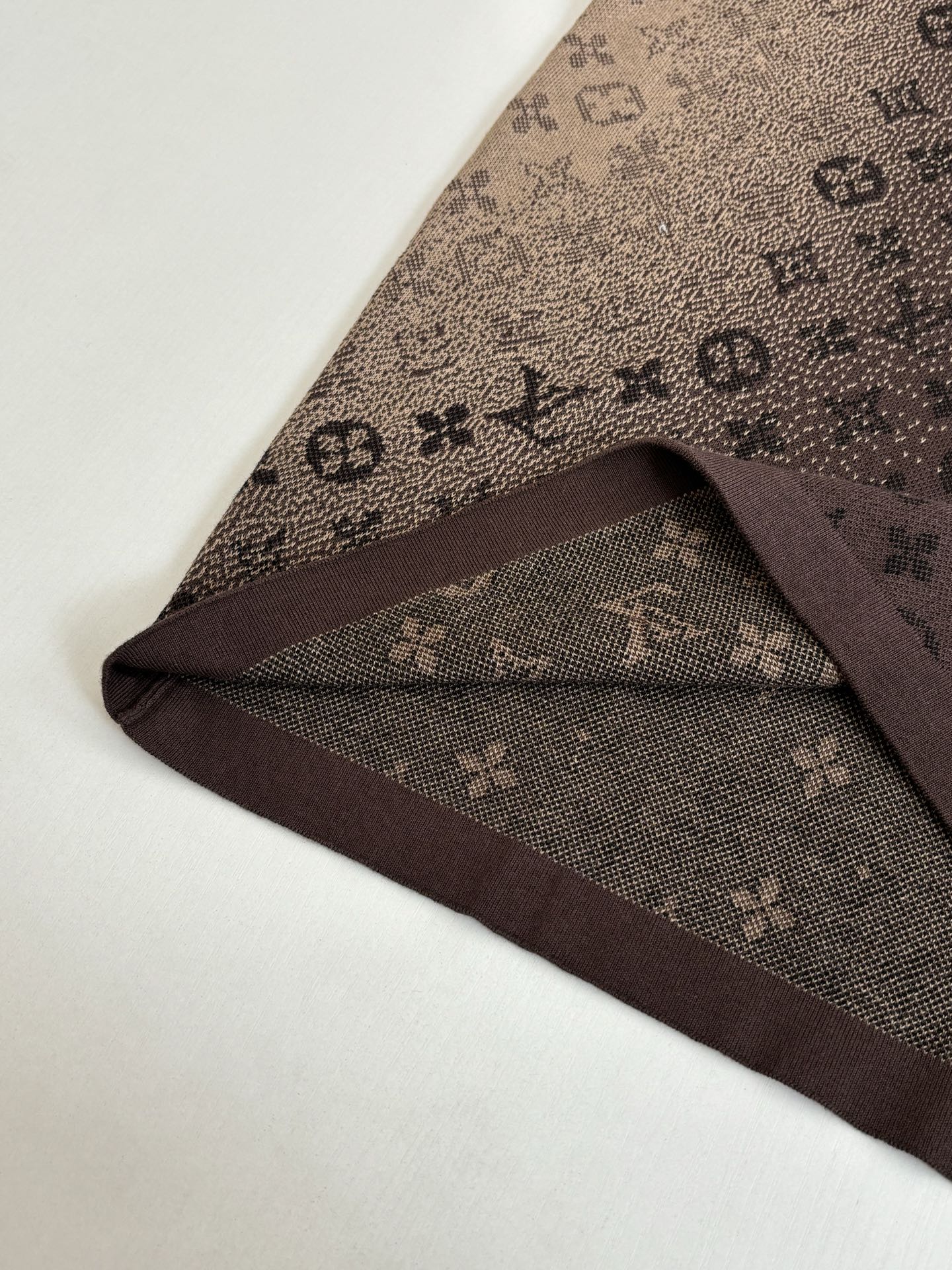 。1V/路易 SS26 渐变monogram提花圆领针织短袖T恤Size：S/M/L/XL