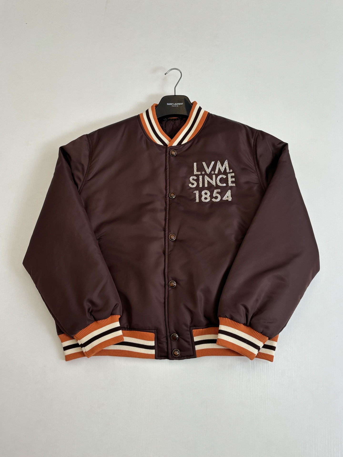 。1V/路易 26SS 烫钻刺绣装饰飞行员束腰夹克外套银色串珠刺绣呈现「L.V.M. SINCE 185