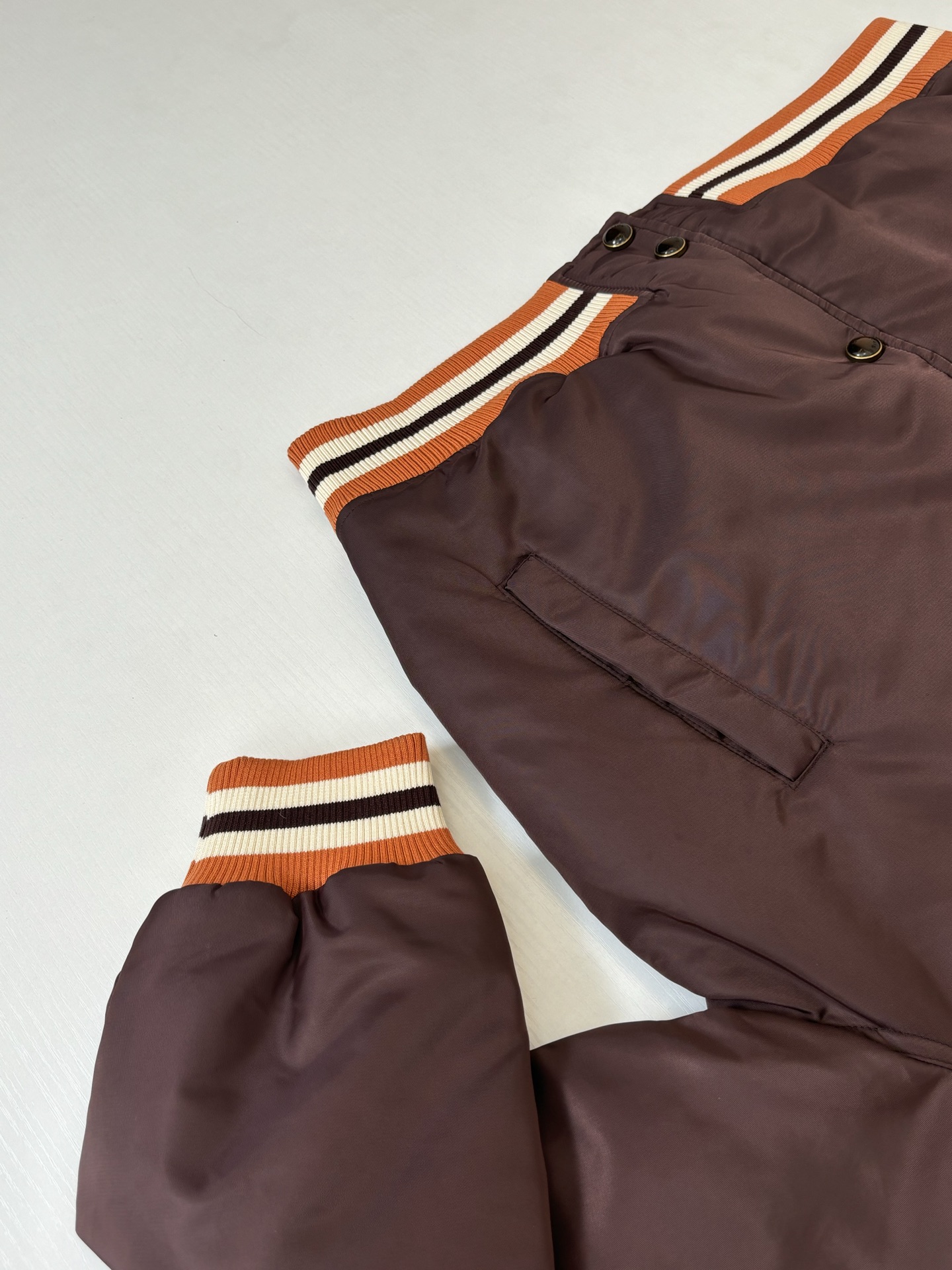。1V/路易 26SS 烫钻刺绣装饰飞行员束腰夹克外套银色串珠刺绣呈现「L.V.M. SINCE 185