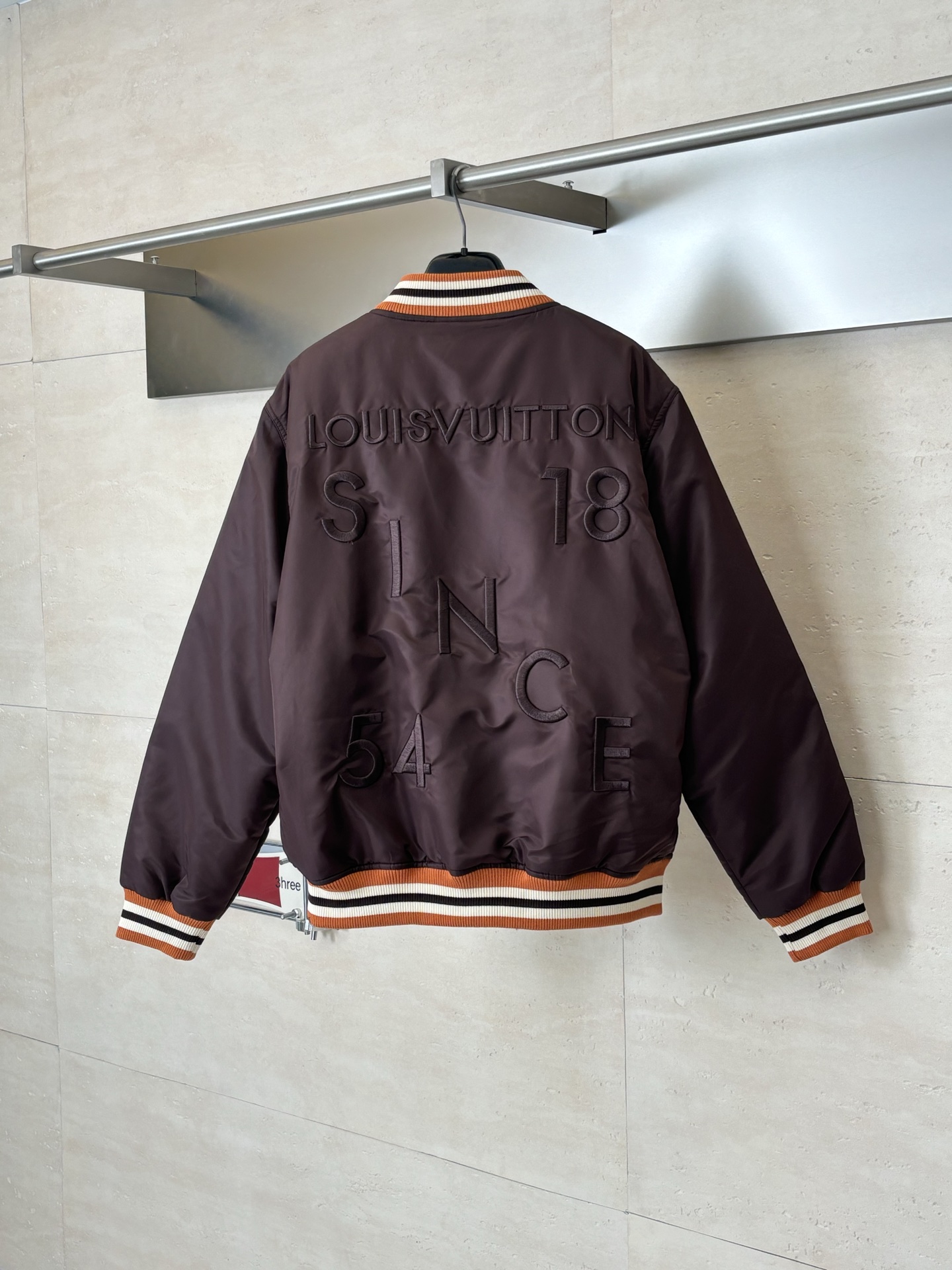 。1V/路易 26SS 烫钻刺绣装饰飞行员束腰夹克外套银色串珠刺绣呈现「L.V.M. SINCE 185