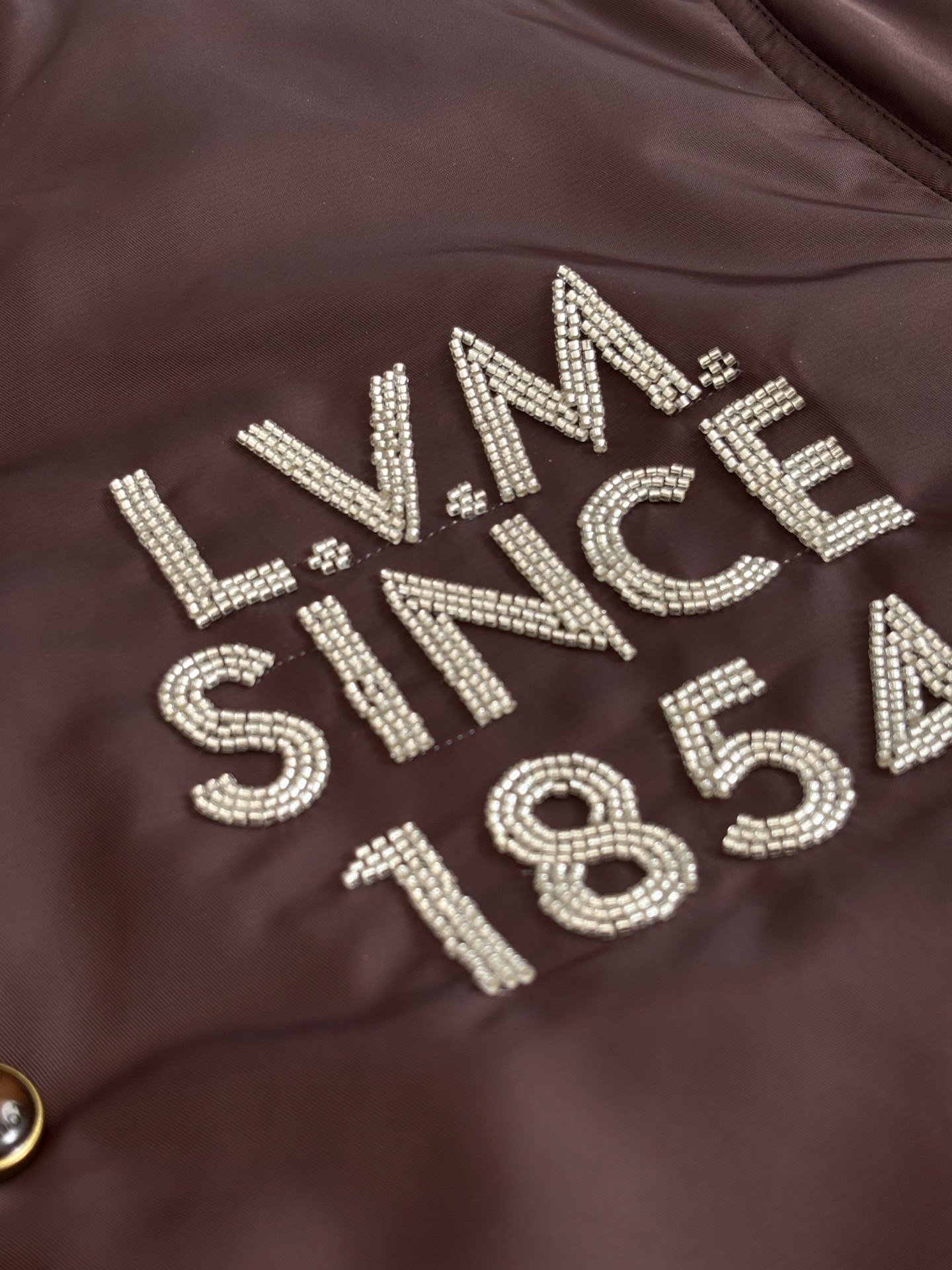 。1V/路易 26SS 烫钻刺绣装饰飞行员束腰夹克外套银色串珠刺绣呈现「L.V.M. SINCE 185
