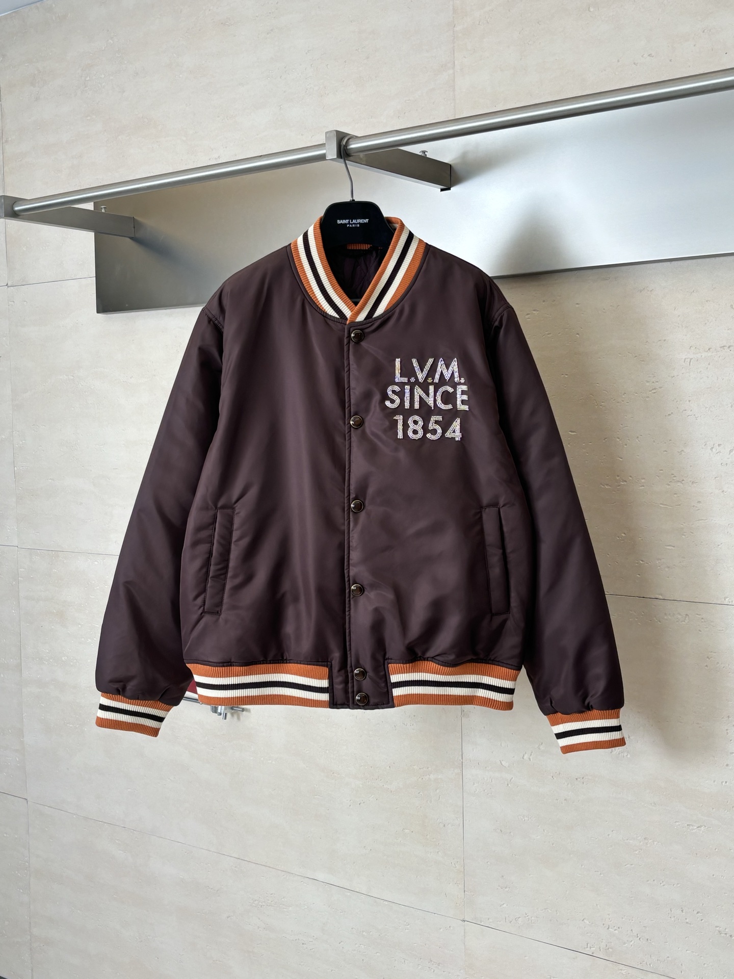 。1V/路易 26SS 烫钻刺绣装饰飞行员束腰夹克外套银色串珠刺绣呈现「L.V.M. SINCE 185