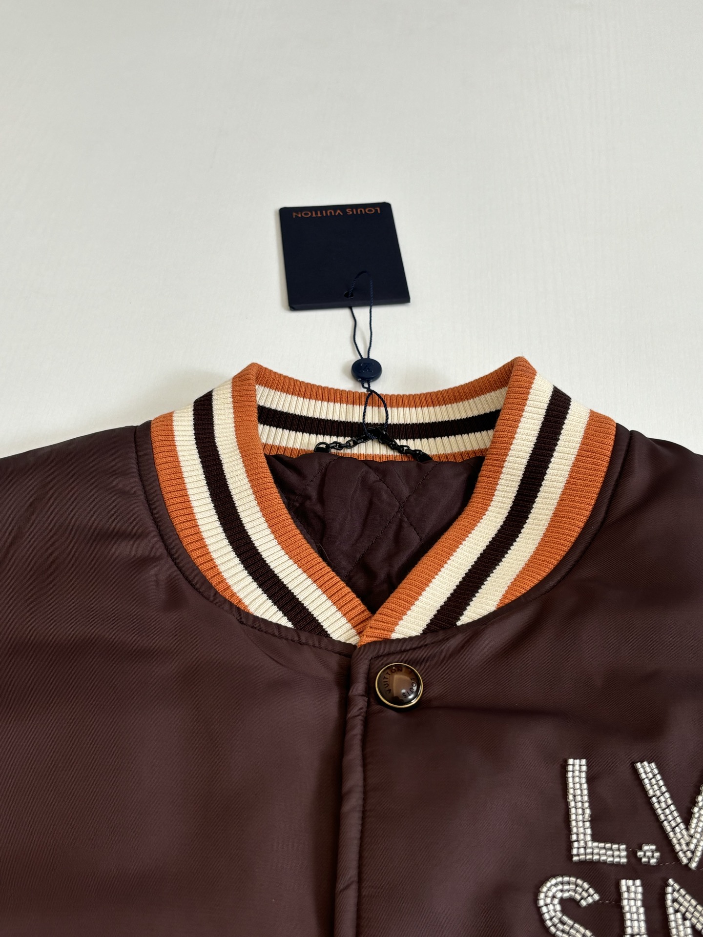 。1V/路易 26SS 烫钻刺绣装饰飞行员束腰夹克外套银色串珠刺绣呈现「L.V.M. SINCE 185