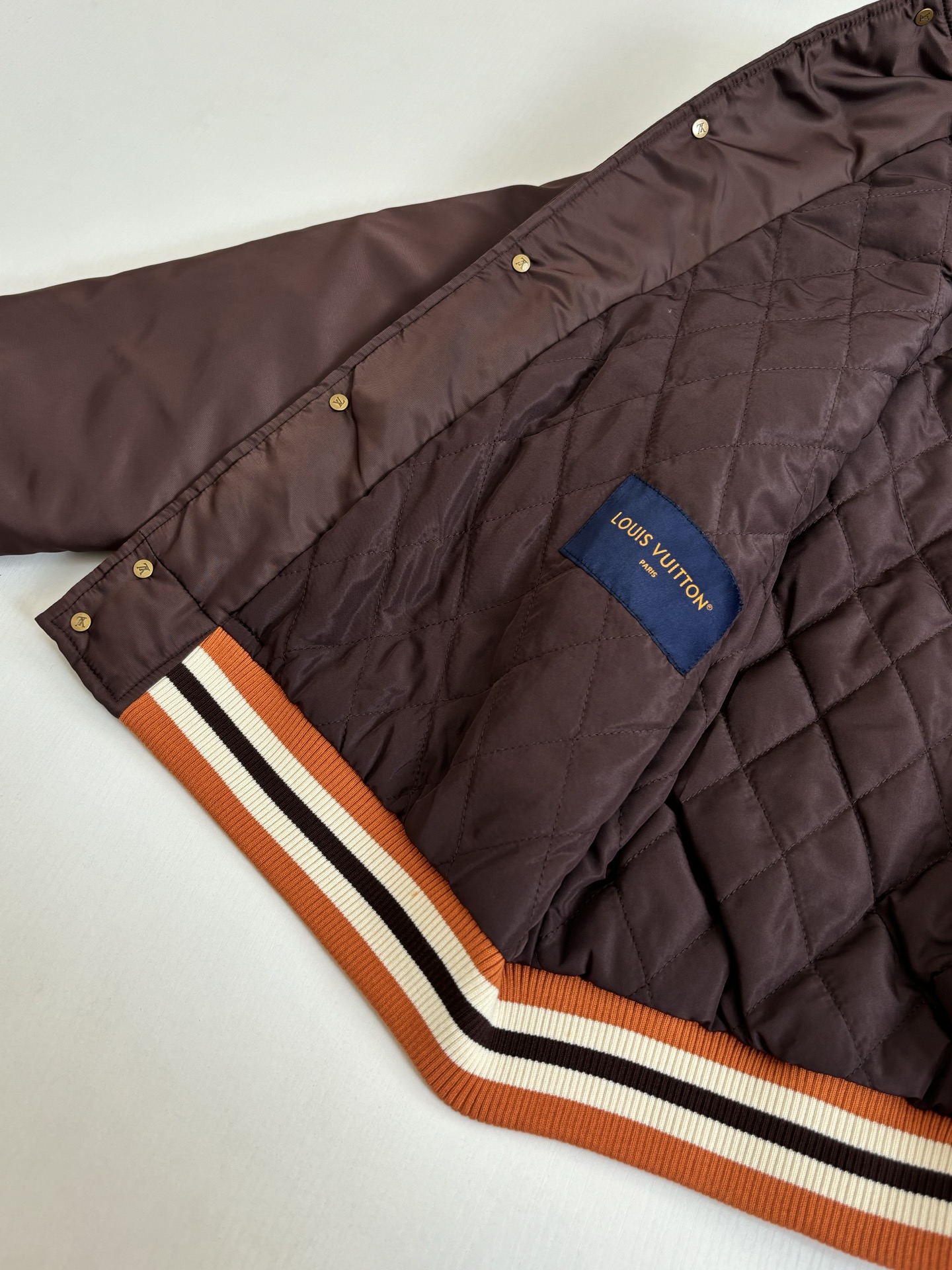 。1V/路易 26SS 烫钻刺绣装饰飞行员束腰夹克外套银色串珠刺绣呈现「L.V.M. SINCE 185