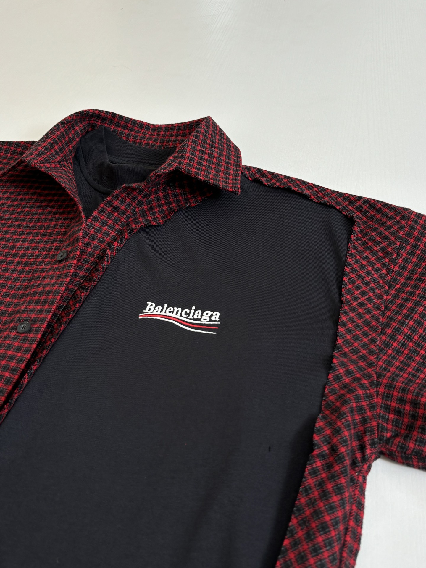 。Balenciag*/巴黎Blcg 早春新款 格纹拼接长袖衬衫红黑格纹+黑色运动剪裁 棉涤混纺材质，易