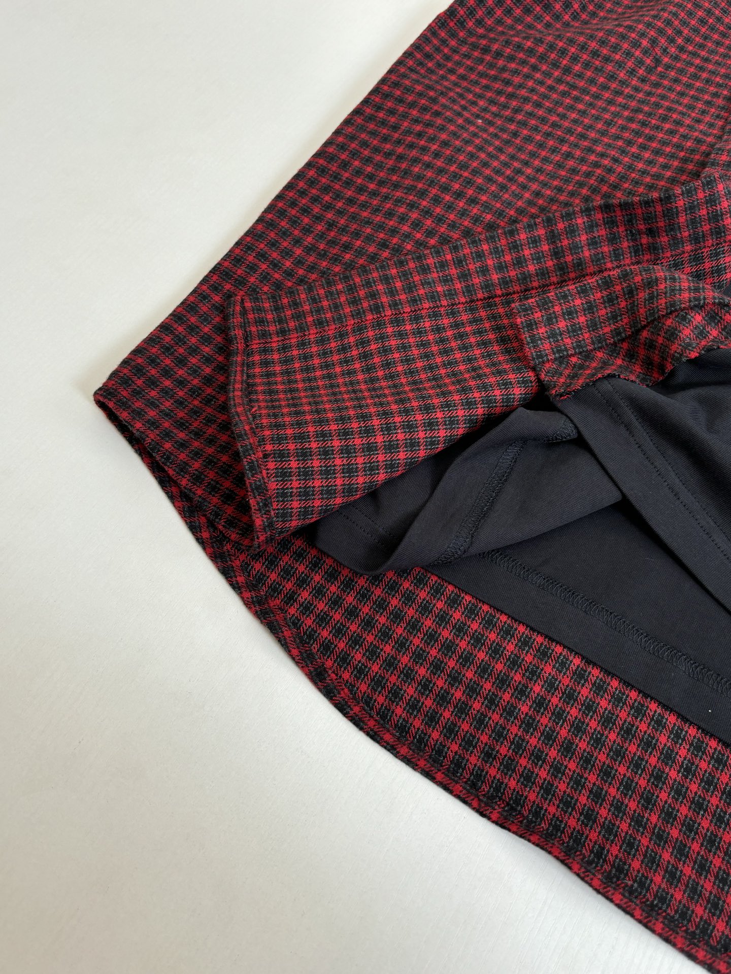 。Balenciag*/巴黎Blcg 早春新款 格纹拼接长袖衬衫红黑格纹+黑色运动剪裁 棉涤混纺材质，易