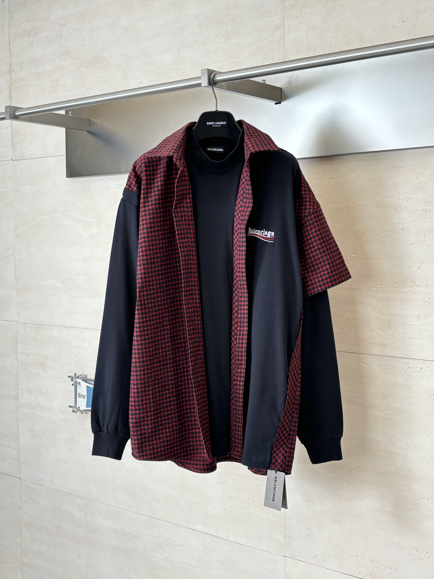 。Balenciag*/巴黎Blcg 早春新款 格纹拼接长袖衬衫红黑格纹+黑色运动剪裁 棉涤混纺材质，易
