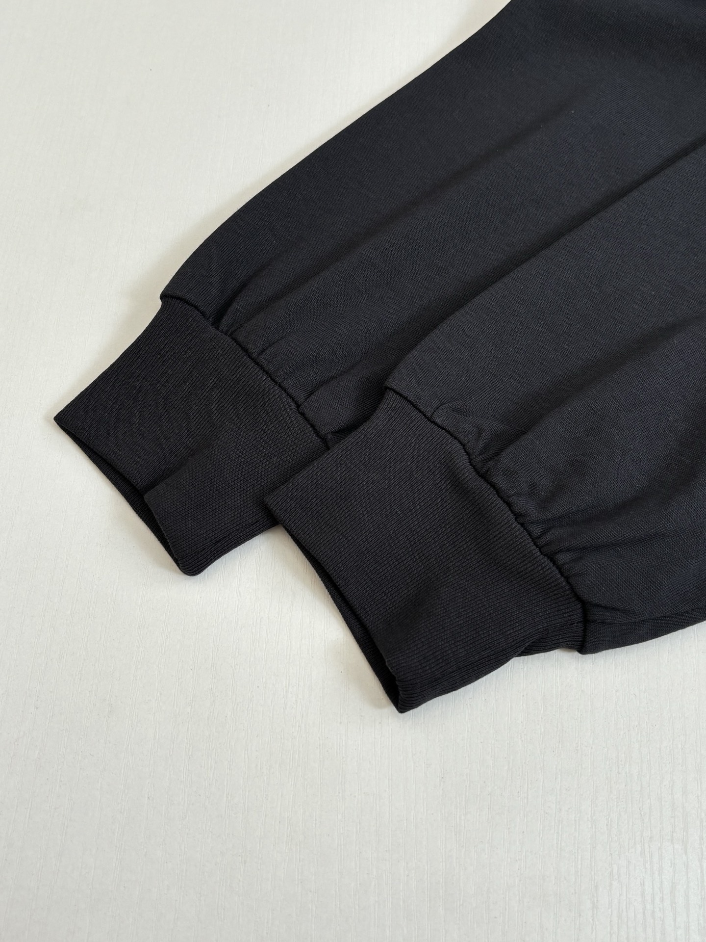 。Balenciag*/巴黎Blcg 早春新款 格纹拼接长袖衬衫红黑格纹+黑色运动剪裁 棉涤混纺材质，易