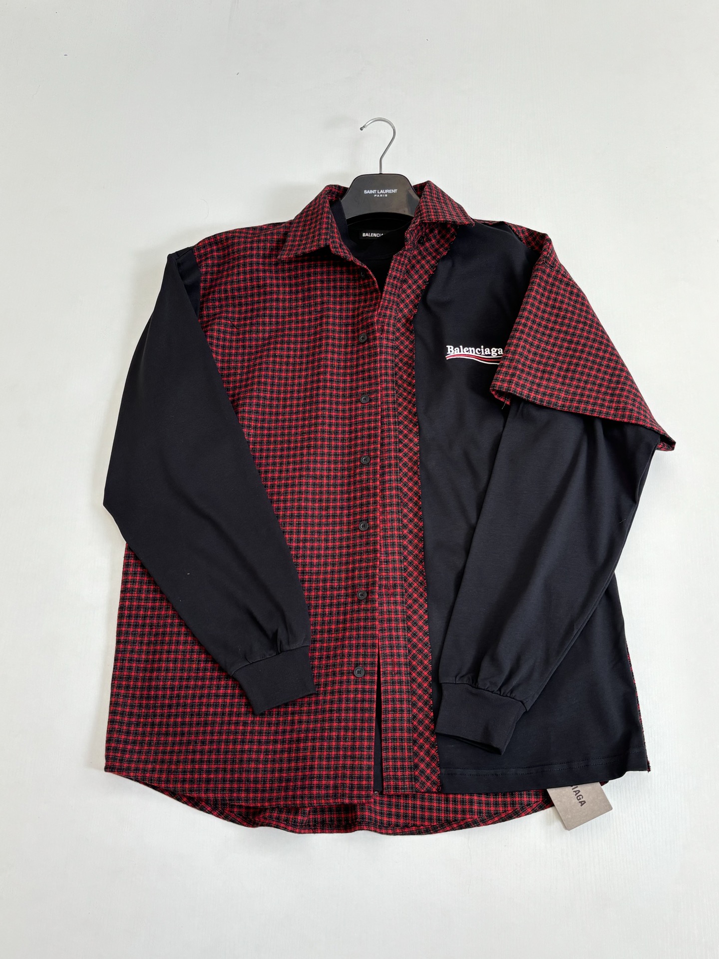 。Balenciag*/巴黎Blcg 早春新款 格纹拼接长袖衬衫红黑格纹+黑色运动剪裁 棉涤混纺材质，易