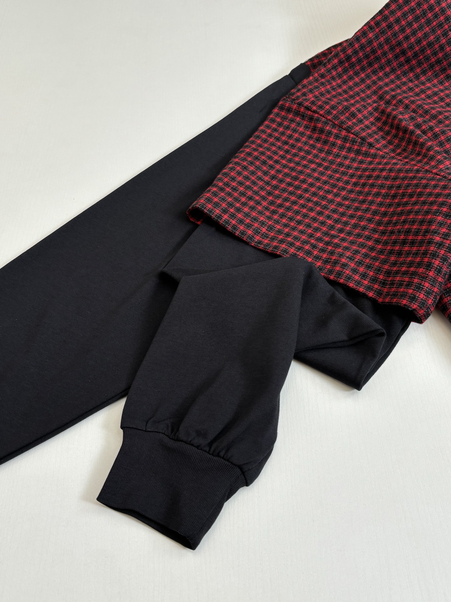 。Balenciag*/巴黎Blcg 早春新款 格纹拼接长袖衬衫红黑格纹+黑色运动剪裁 棉涤混纺材质，易